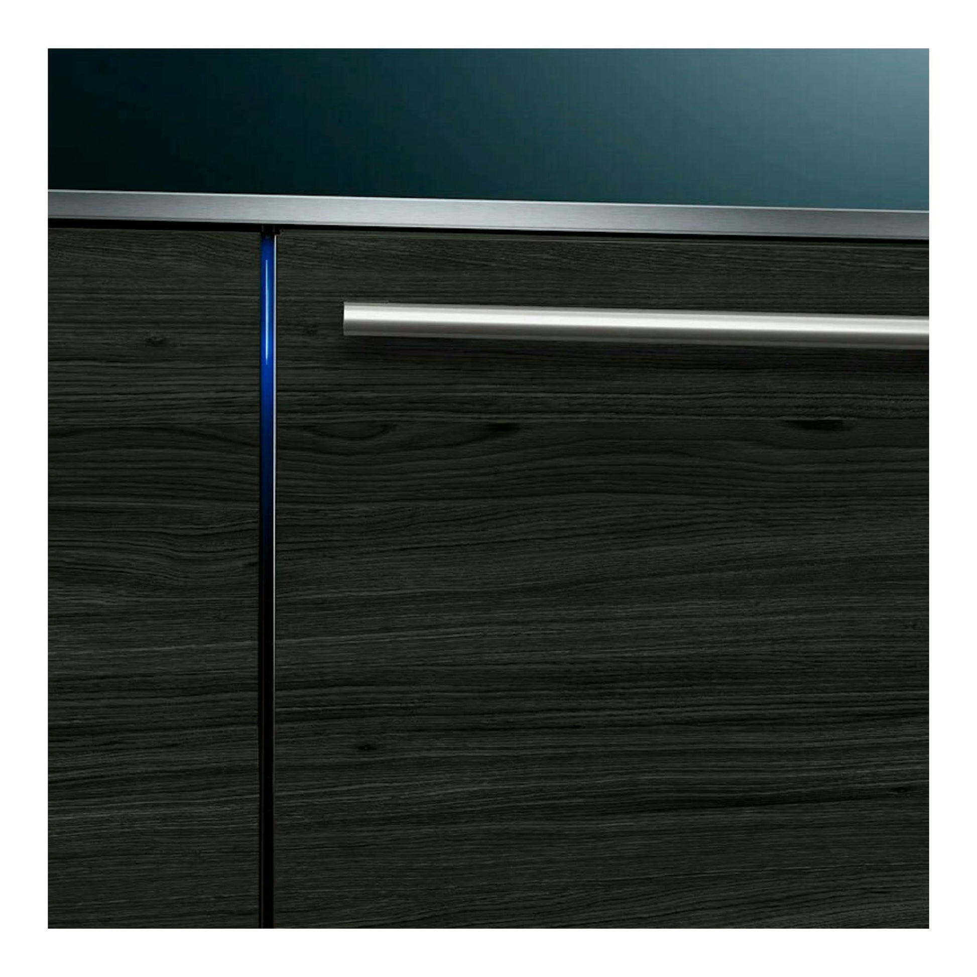 Lavavajillas integrable Siemens SN97TX02CE de 60 cm, frente negro efecto madera y tirador metálico.