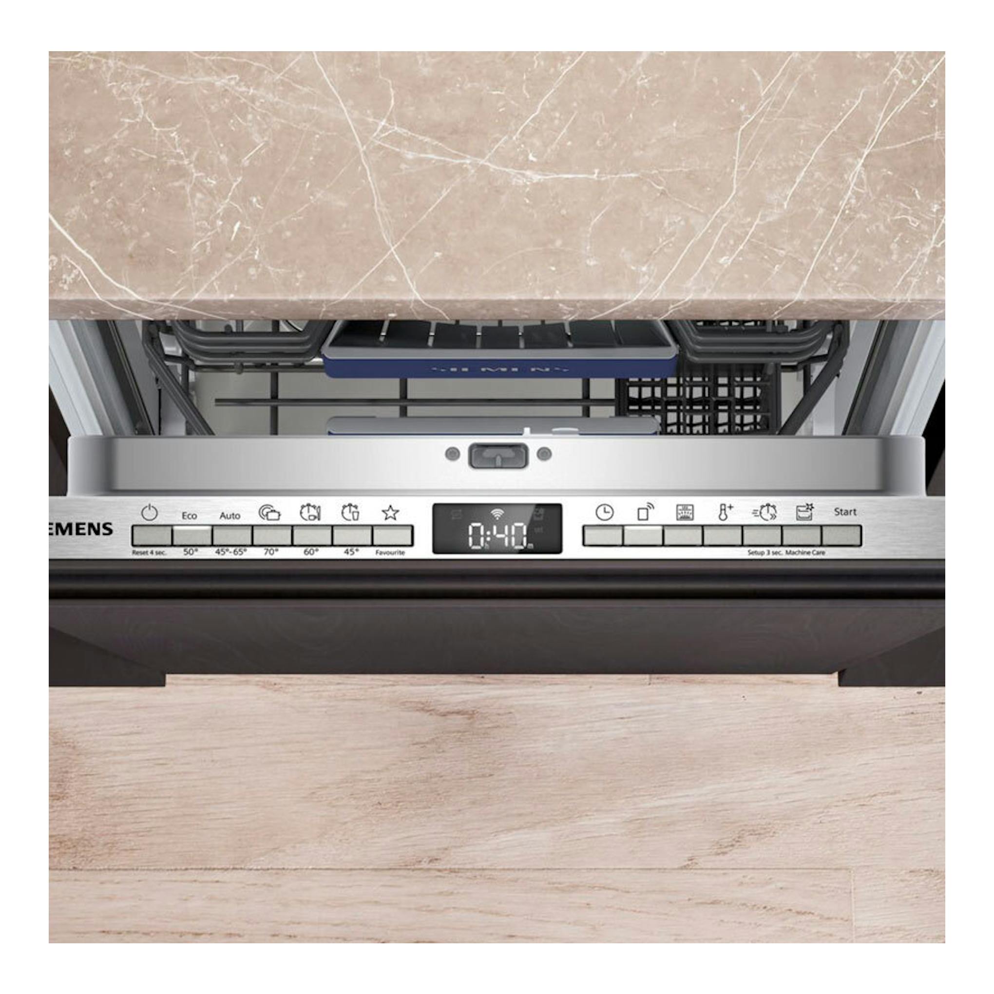 Lavavajillas integrable Siemens SR63EX25KE de 45 cm, vista frontal con la puerta abierta y panel digital en acero inoxidable.