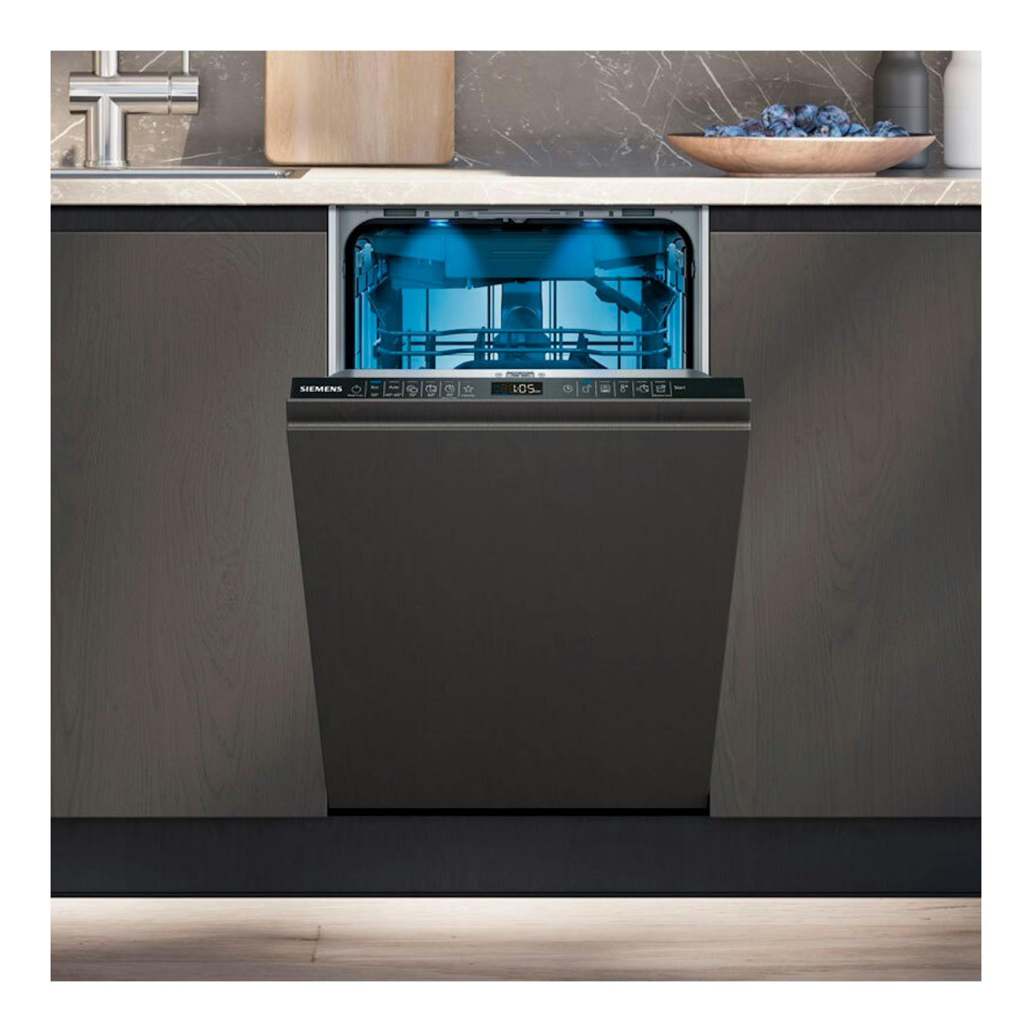 Lavavajillas integrable Siemens SR65EX09ME, vista frontal, abierto, con interior iluminado en azul y panel negro.