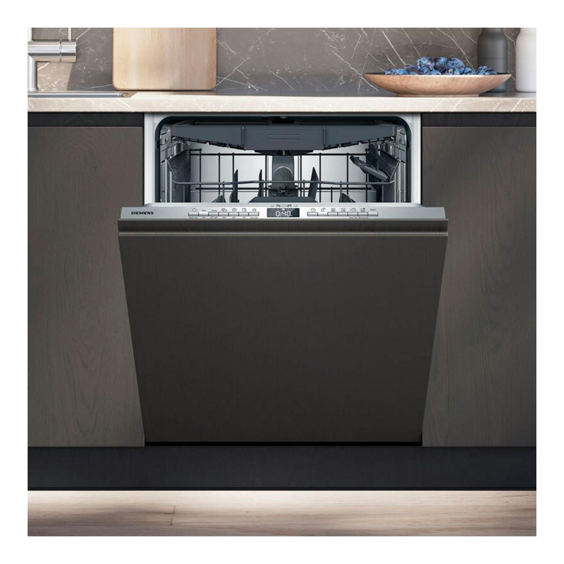 Lavavajillas integrable Siemens SX63HX16CE de 60 cm, vista frontal, con la puerta abierta en una cocina.