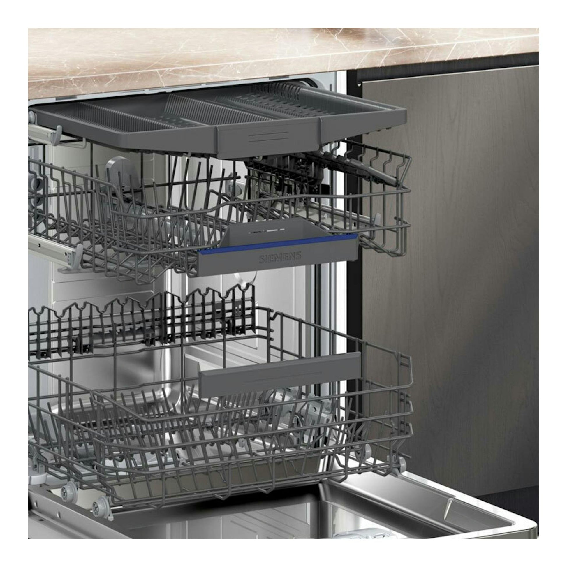 Lavavajillas integrable Siemens SX73EX22CE, interior con cestas extraídas, vista frontal.