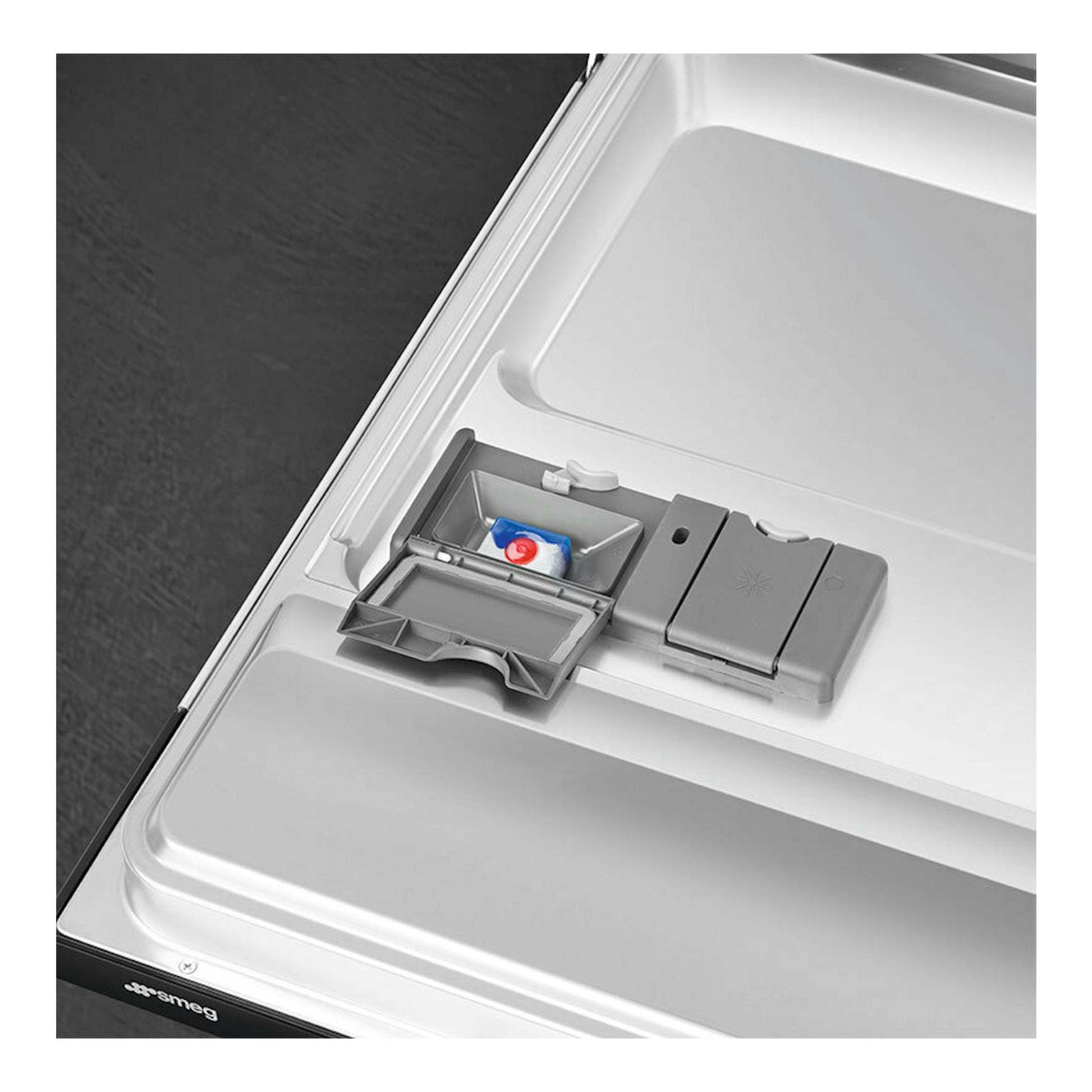 Lavavajillas integrable Smeg STL262D, vista superior del interior con dispensador gris.