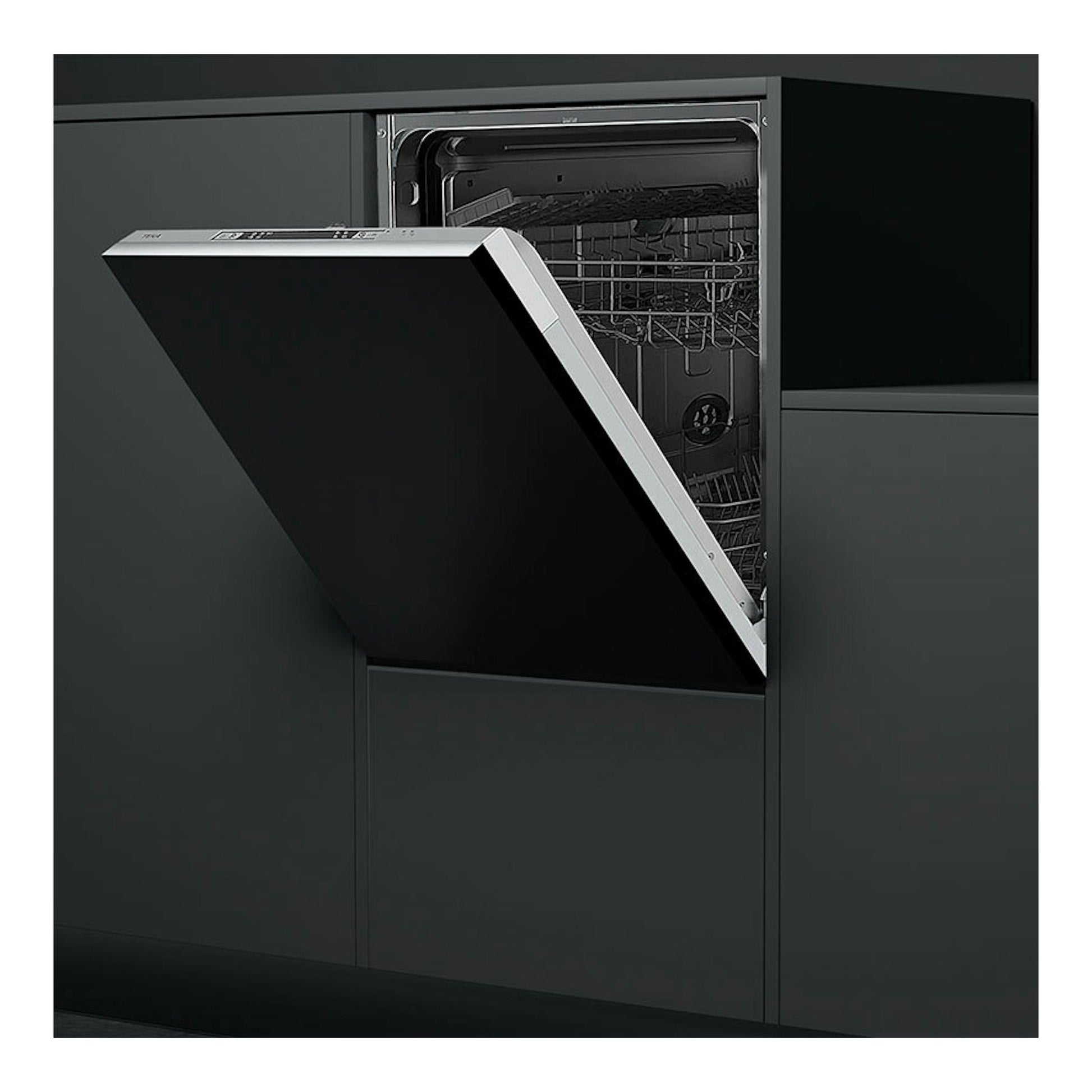 Lavavajillas integrable Teka DFI46650 negro, con puerta abatida y cesta interior visible en mueble oscuro.