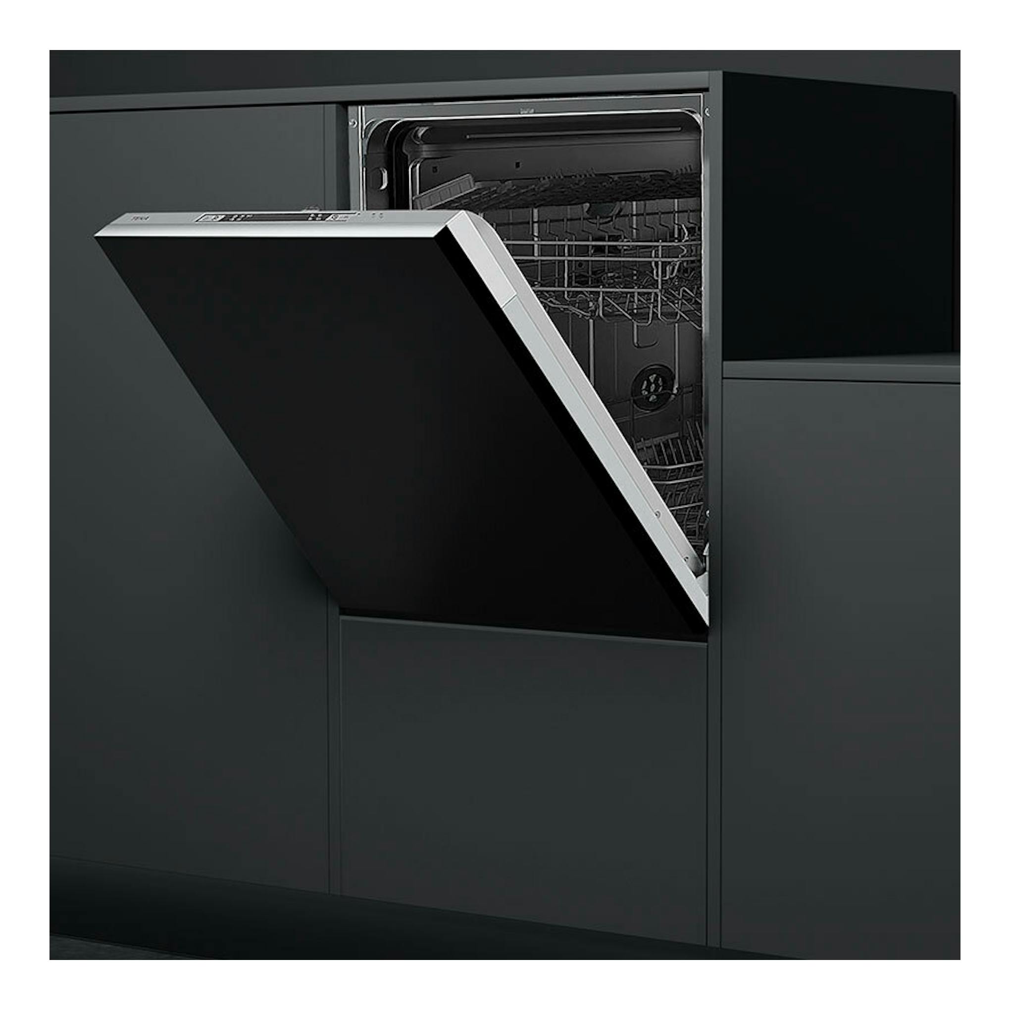 Lavavajillas integrable Teka DFI46650 negro, con puerta abatida y cesta interior visible en mueble oscuro.