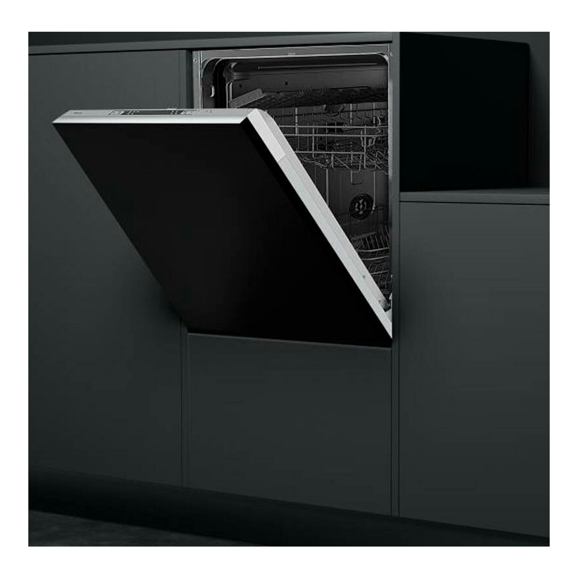 Lavavajillas integrable Teka DFI46710 WH de 60 cm, puerta negra abatible, vista frontal con interior abierto.