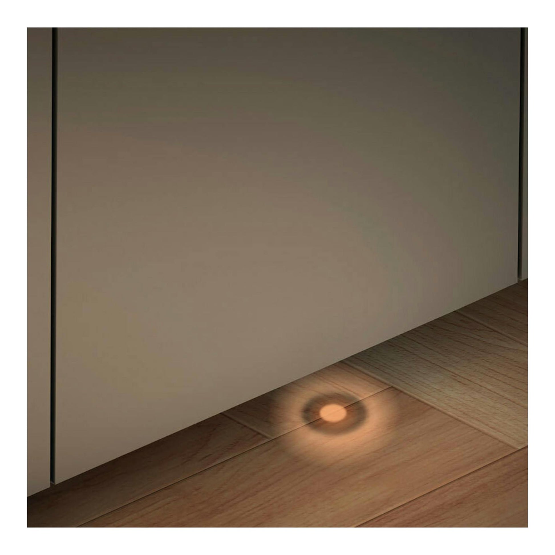 Lavavajillas integrable Whirlpool WH6IC11BS7LA0, panel frontal beige visto en ángulo sobre suelo de madera.