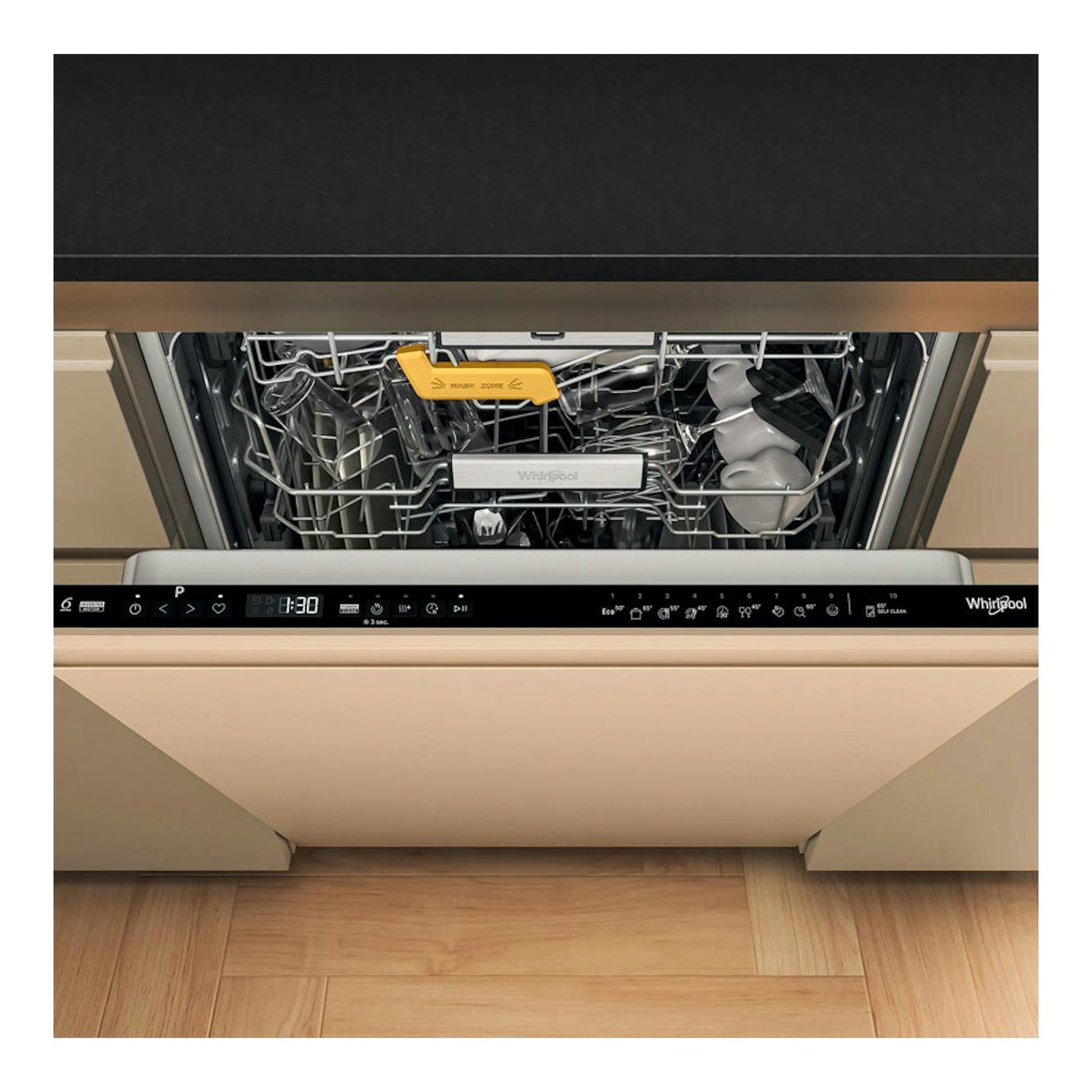 Lavavajillas integrable Whirlpool WH8IA15AM6L0, vista frontal, abierto, con interior visible y panel negro.