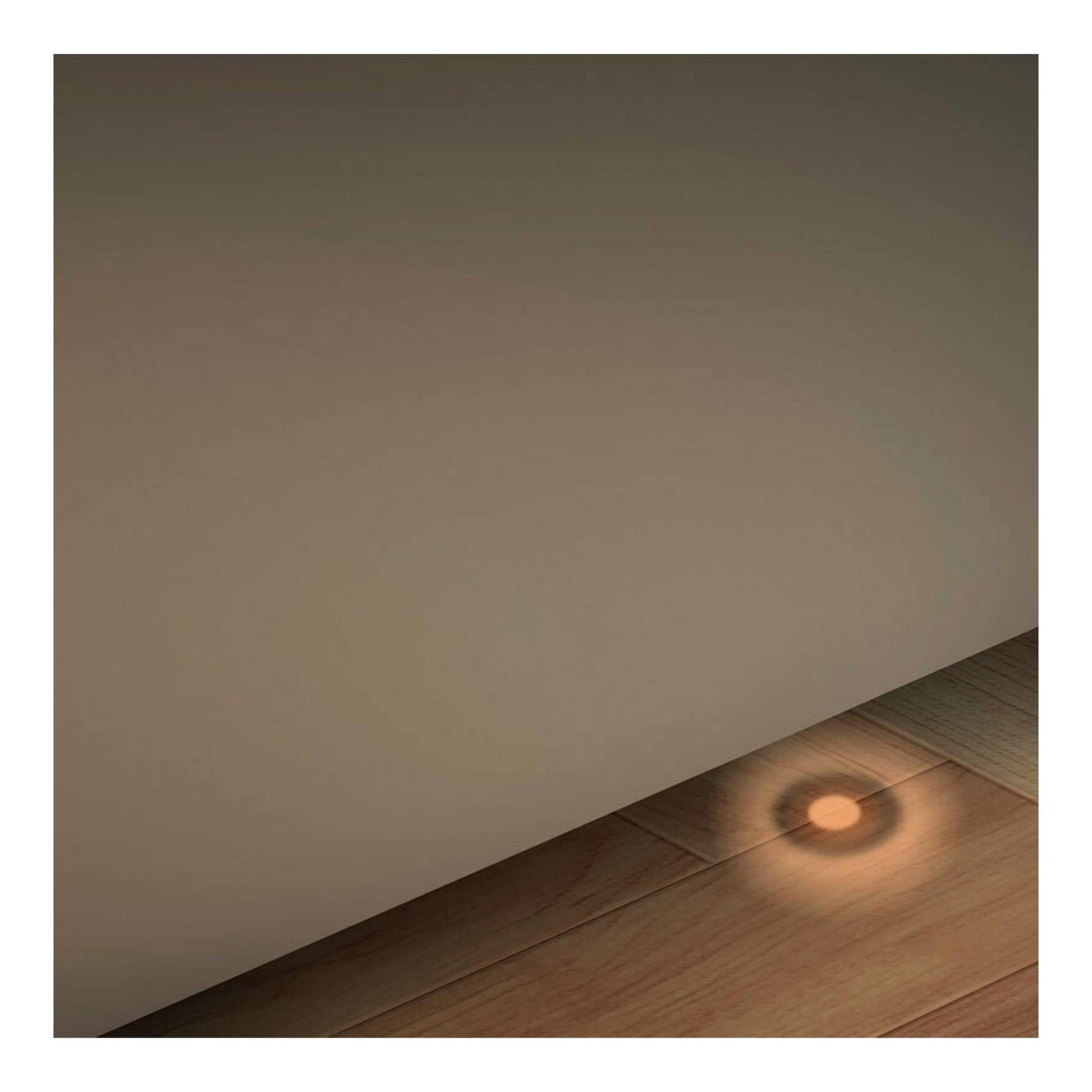 Lavavajillas integrable Whirlpool WH8IA15AM6L0, vista frontal parcial con panel blanco y suelo de madera.