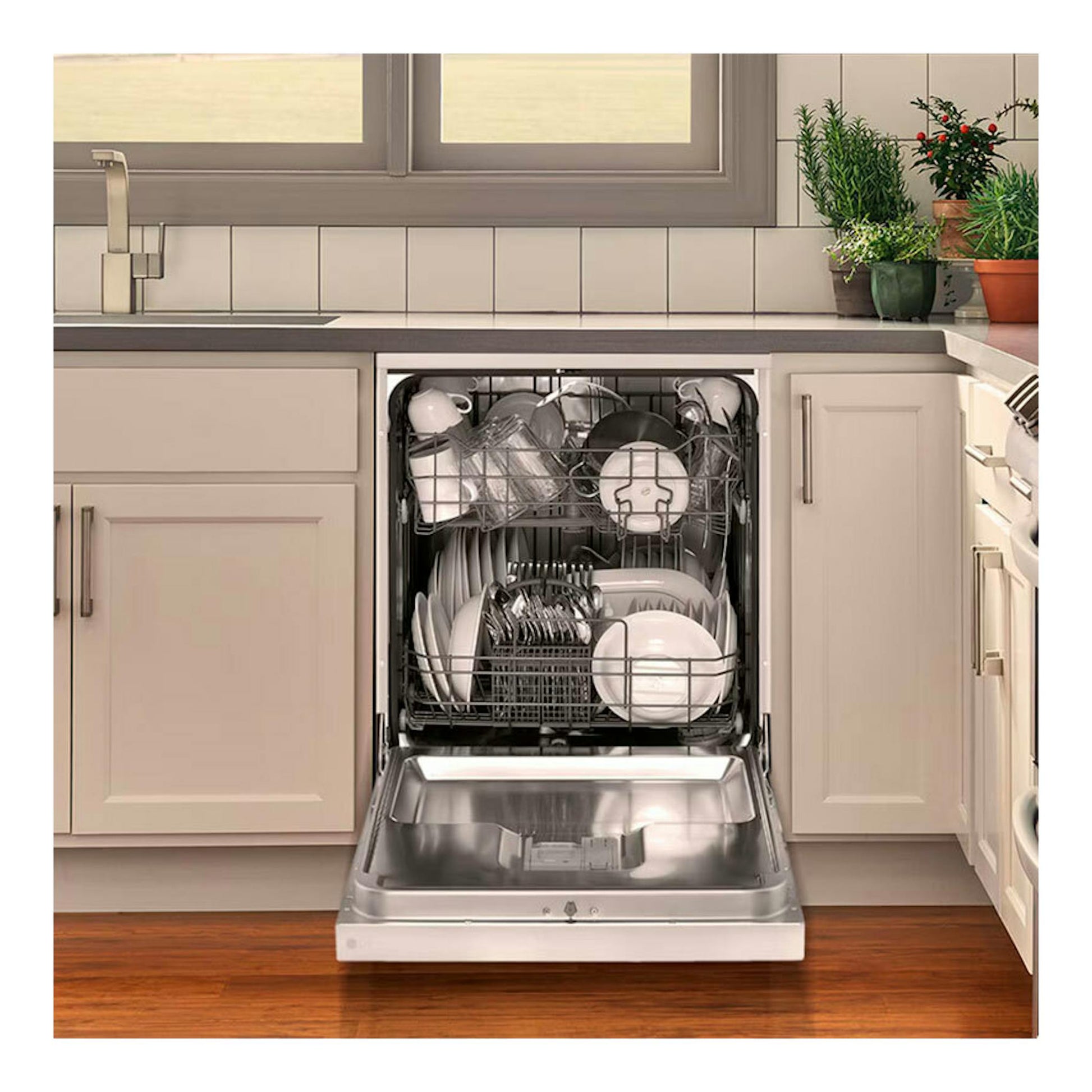 Lavavajillas LG DF030FW de 60 cm, empotrado y abierto, con vajilla cargada en una cocina.