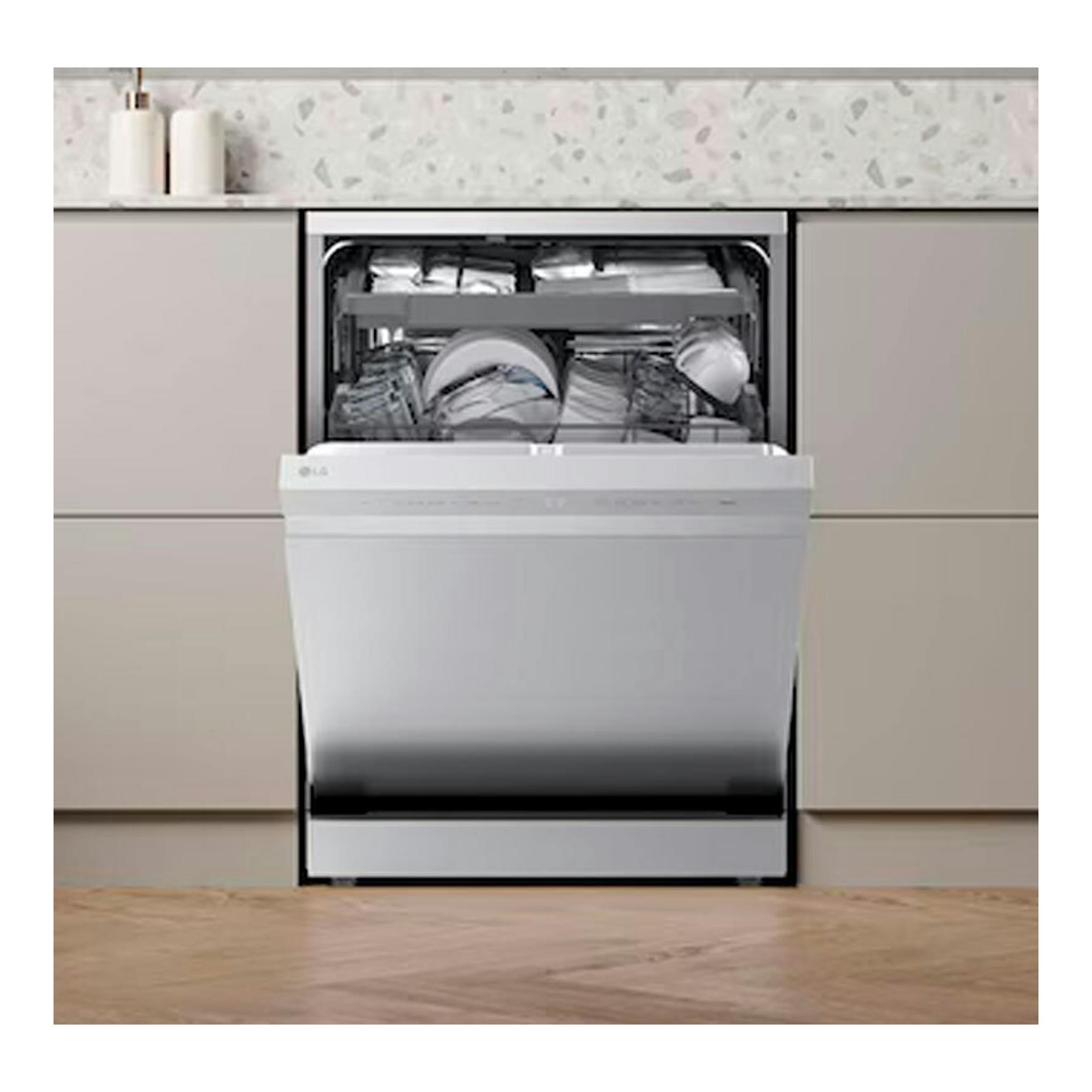 Lavavajillas LG integrable, vista frontal, puerta abierta, acabado inox, con platos y vasos en las cestas.