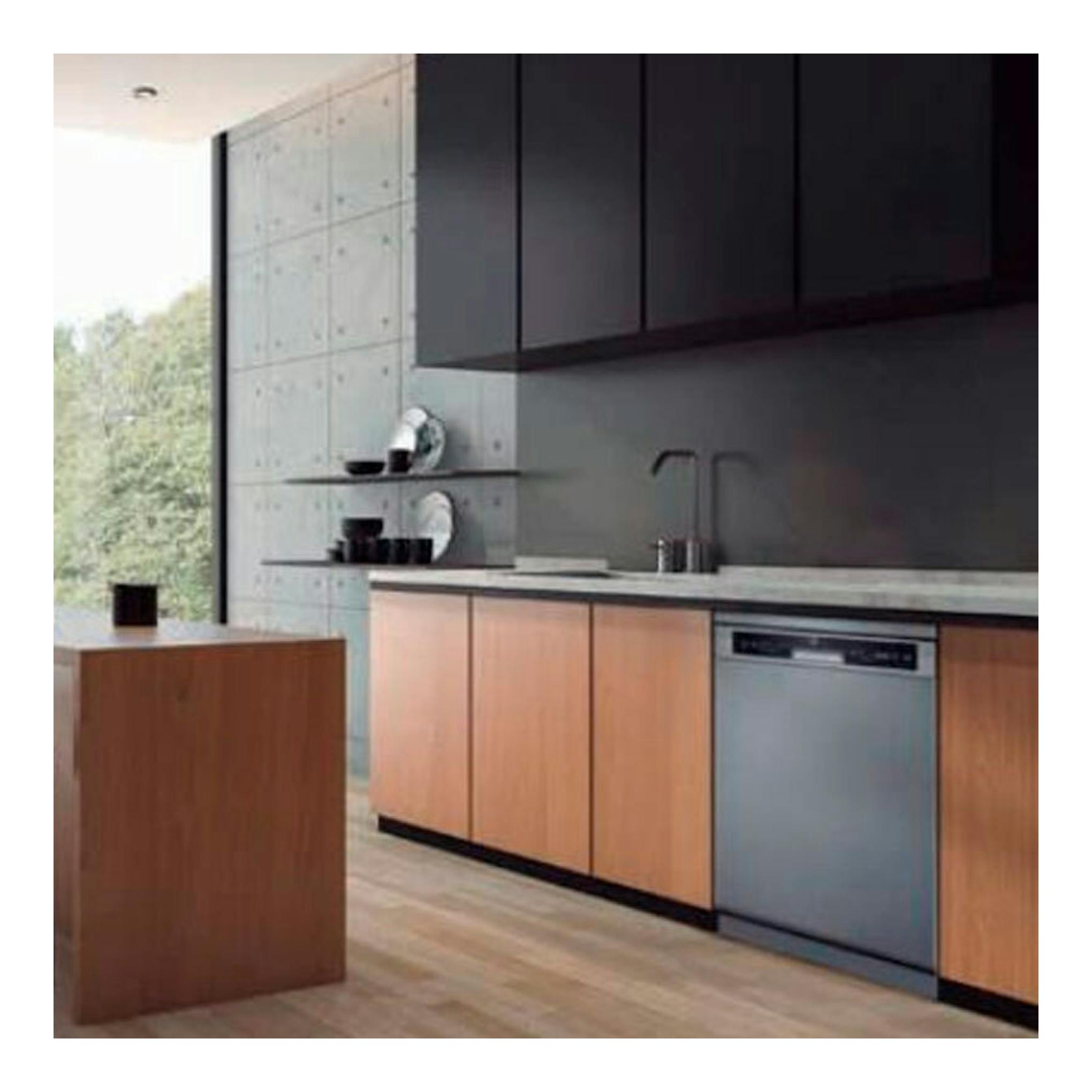 Lavavajillas empotrado Midea MFD60S080X1 de 60 cm, visto de frente, panel gris, en cocina moderna.