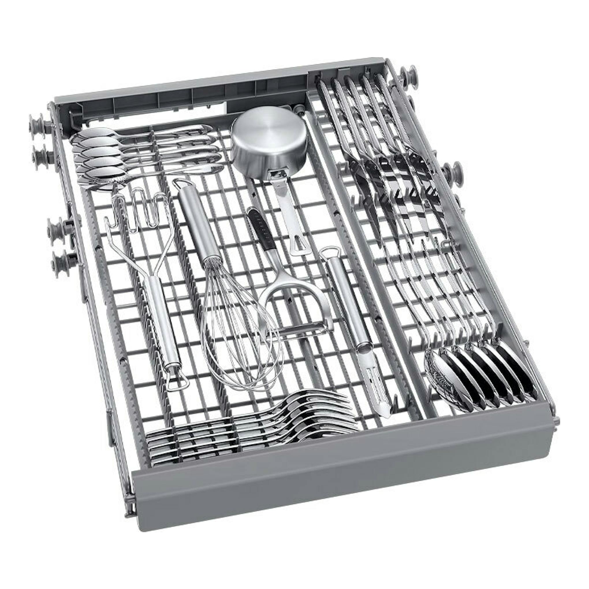 Samsung DW50DG450B00ET: cesta interior de lavavajillas con cubiertos, vista en perspectiva, gris y acero.