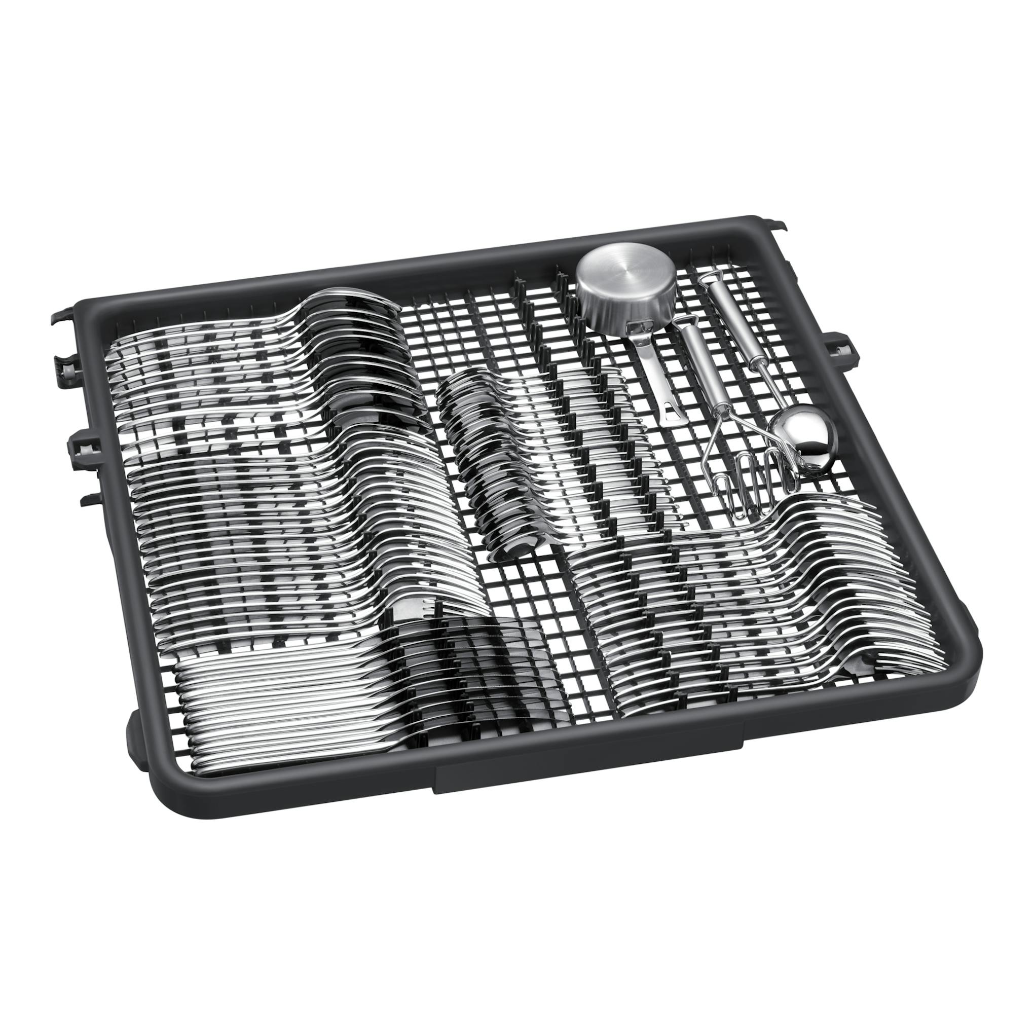 Cesta de cubiertos negra con cucharas y utensilios de acero inoxidable, vista cenital.
