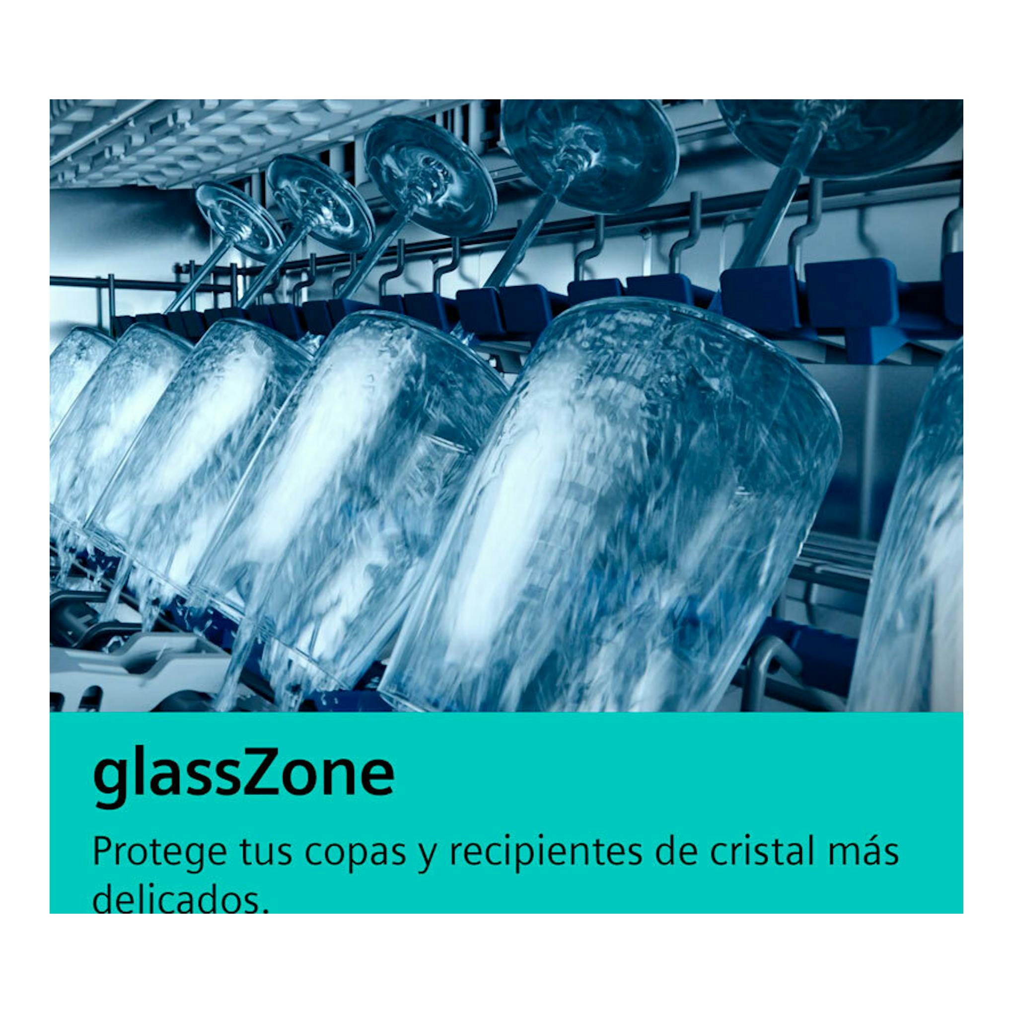 Vista interior de lavavajillas Siemens SN25EI13CE Inox con copas en la cesta y texto “glassZone”.