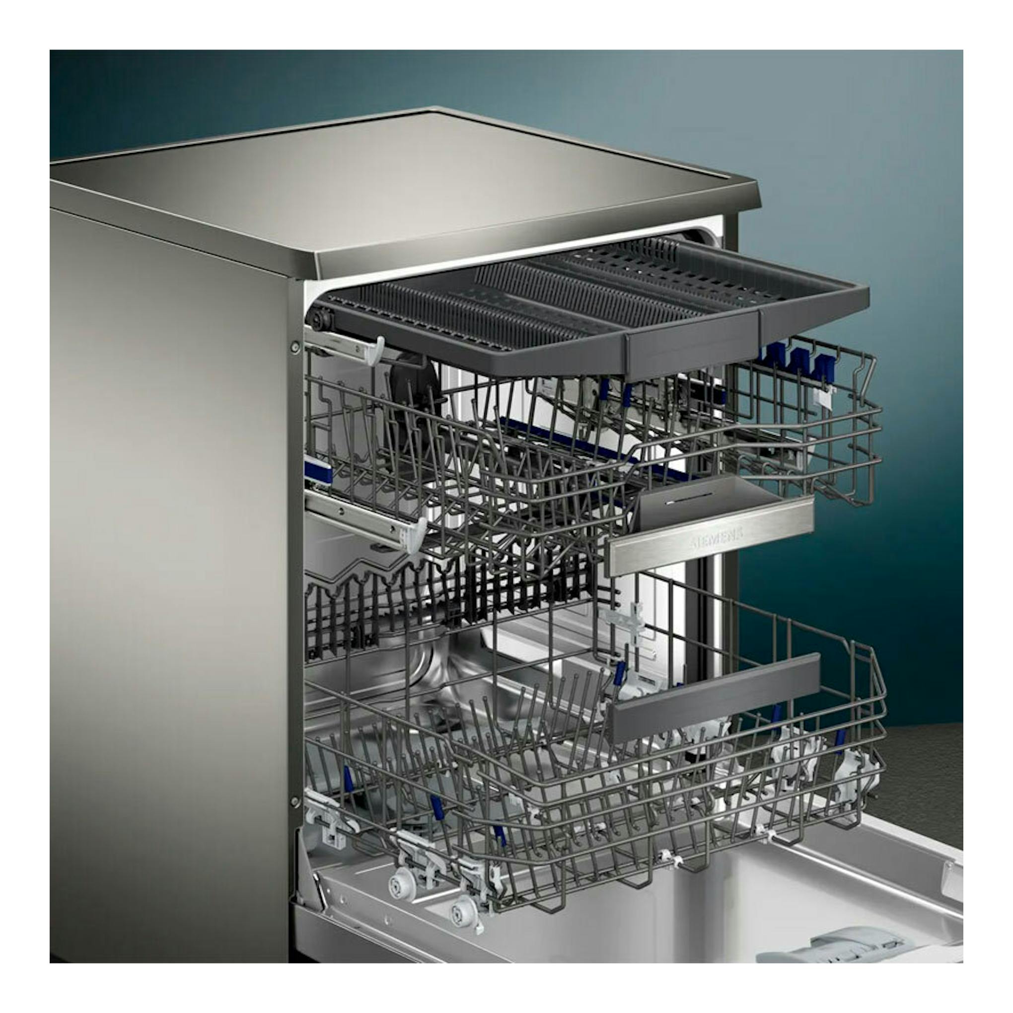 Lavavajillas Siemens SN25EI13CE inox abierto, con cestas extraíbles e interior de acero inoxidable.