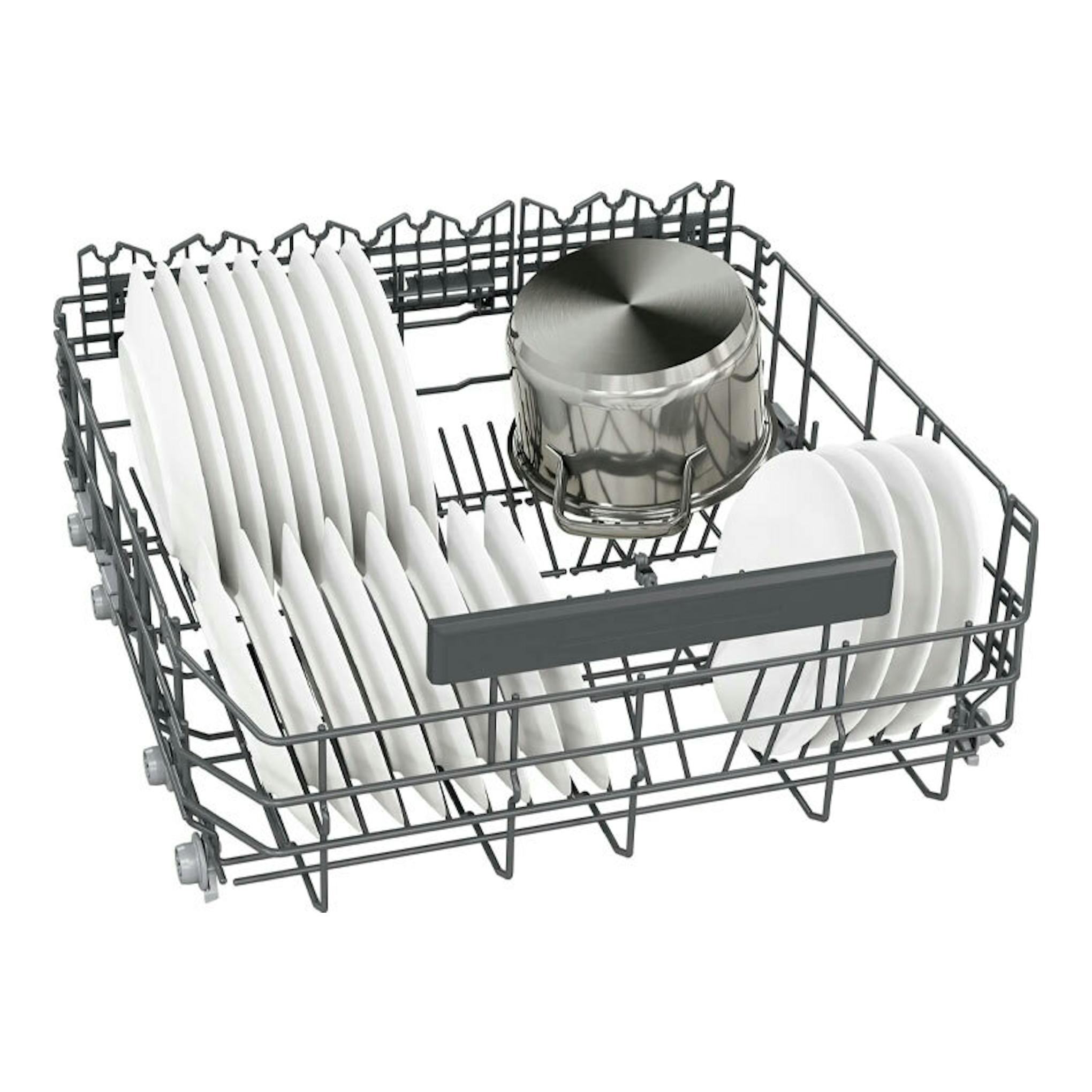 Cesta interior del lavavajillas Siemens SN25ZI08CE inox con platos blancos y una olla de acero, vista en ángulo.