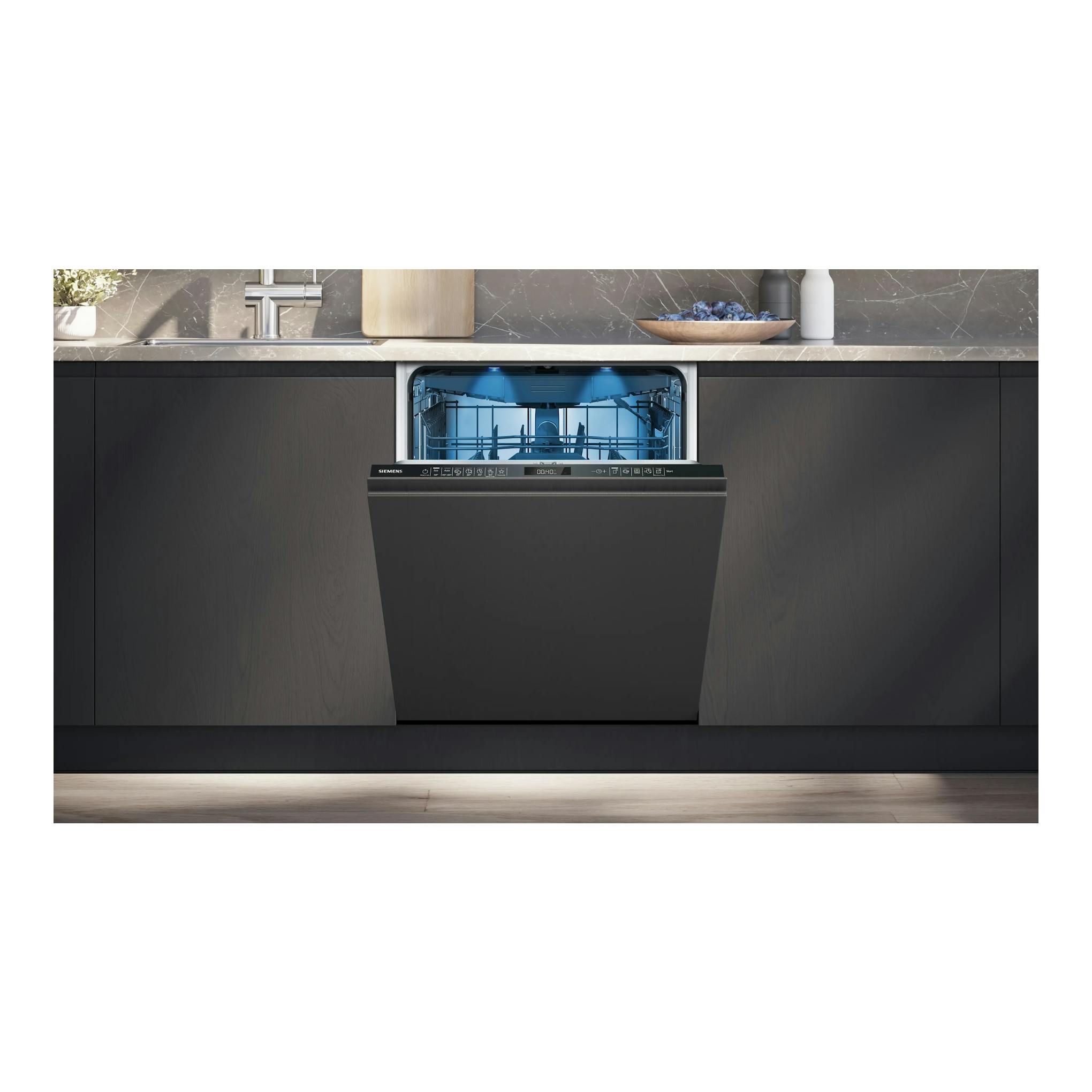 Lavavajillas integrable Siemens SN75ZX17CE, frontal, abierto, en cocina negra con interior iluminado.