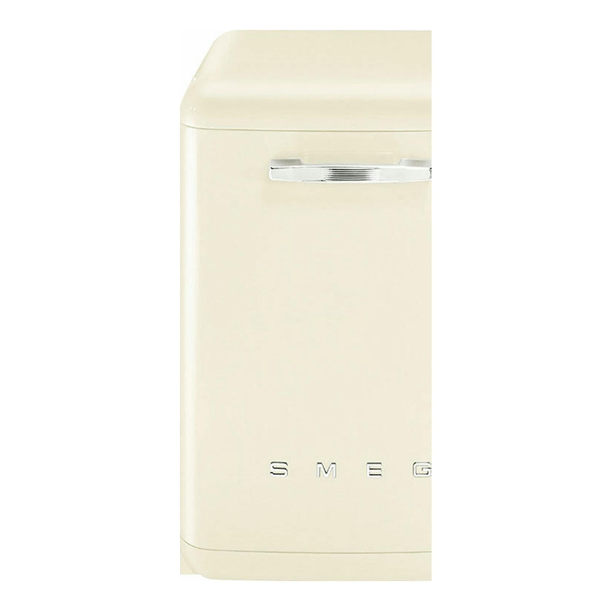Lavavajillas Smeg LVFABCR3 color crema, vista frontal, estilo retro con tirador cromado.