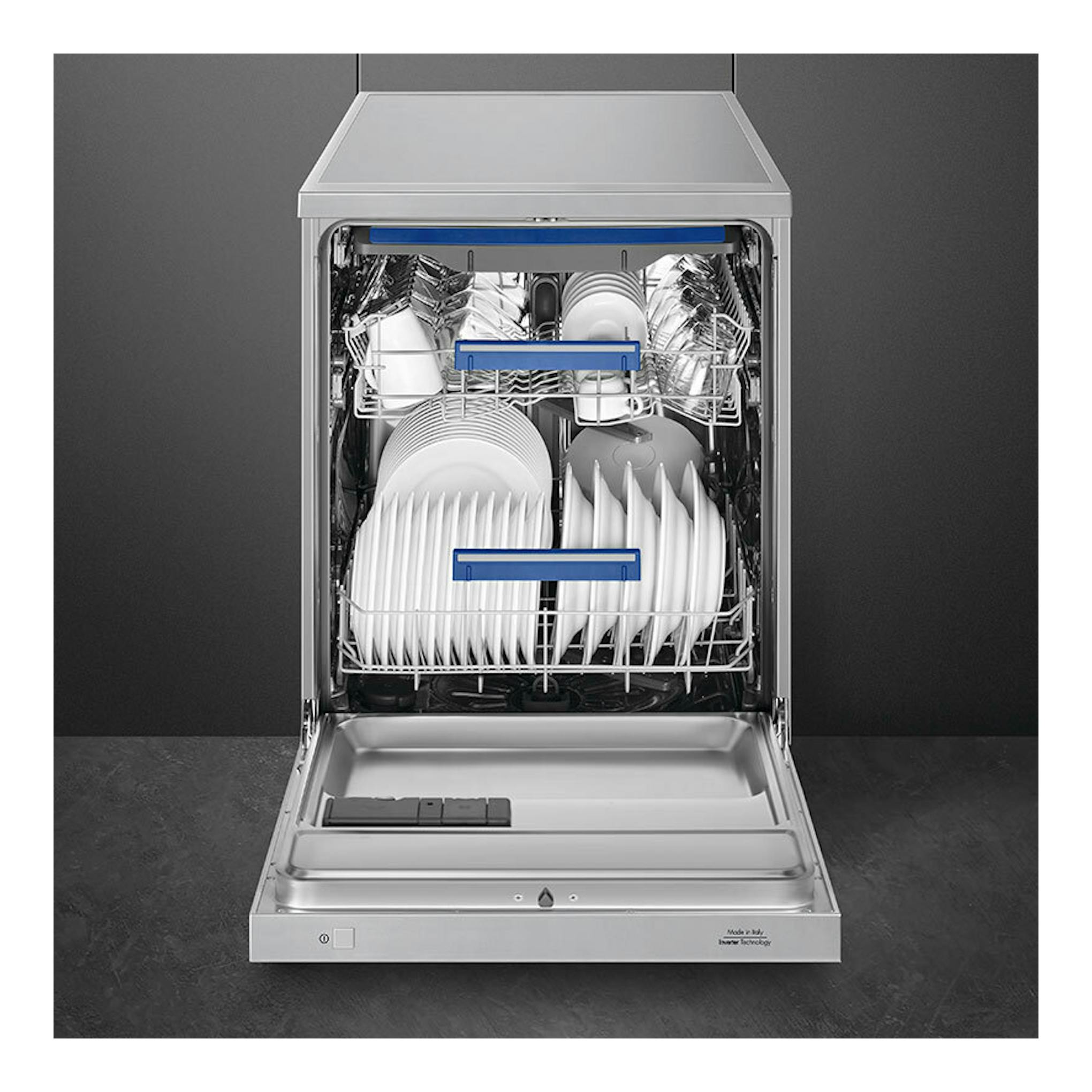 Lavavajillas integrado Smeg LVS342CQSX de 60 cm, puerta abatida y cestas con platos y vasos, vista frontal.
