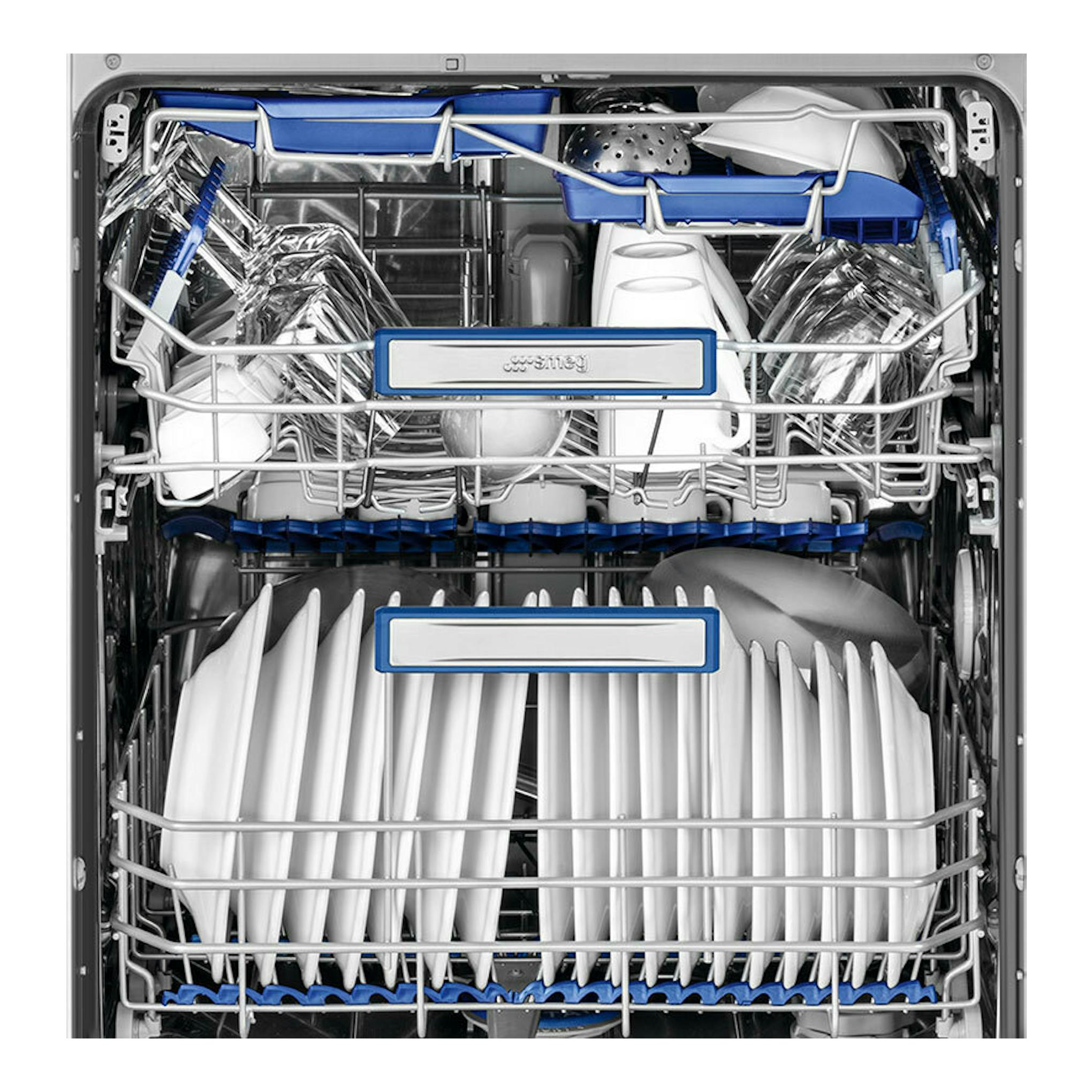 Lavavajillas Smeg LVS345BQSTX de 60 cm, vista frontal abierta del interior, con cestas llenas de platos y copas.