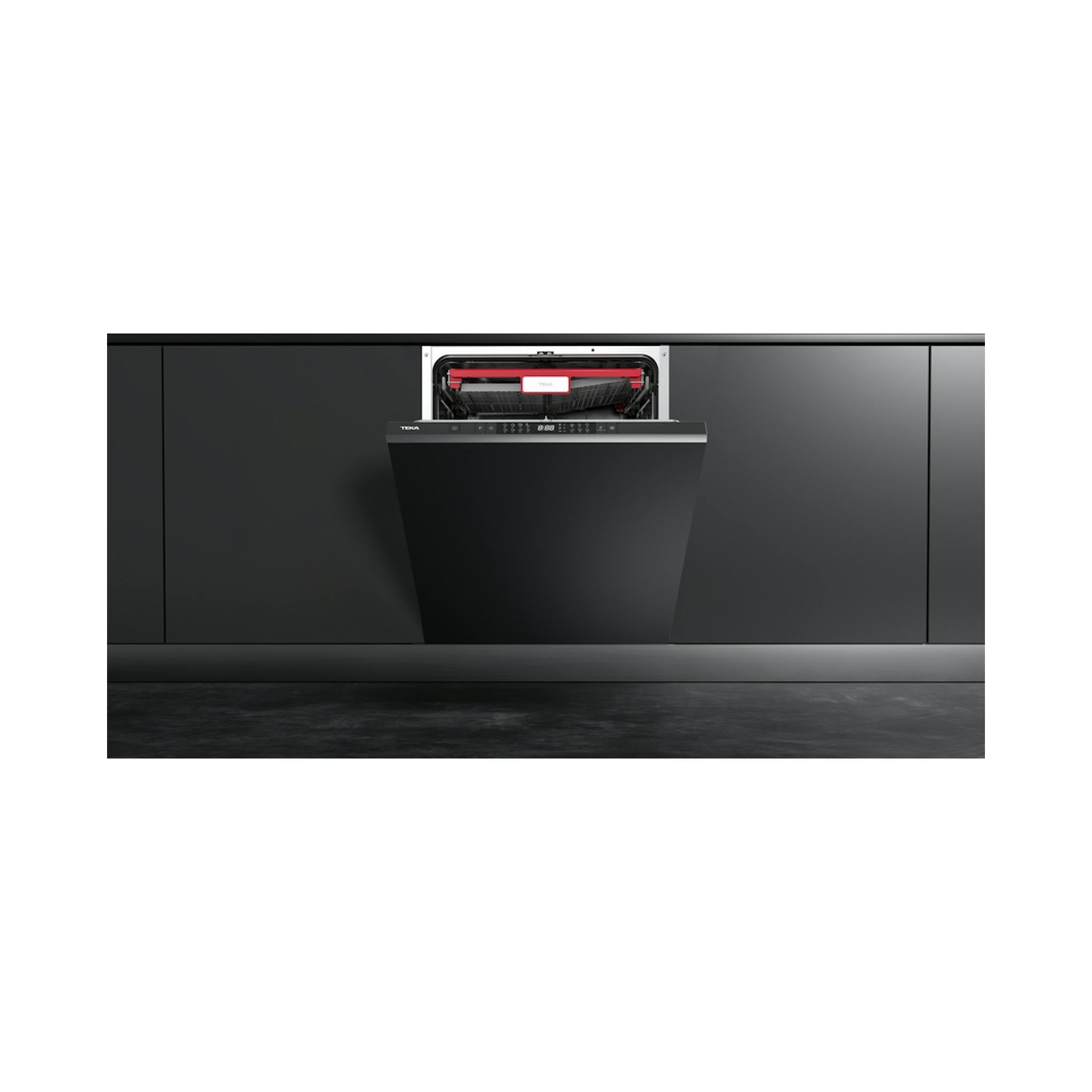 Lavavajillas Teka DFI 86850 XL integrable, negro, parcialmente abierto en una cocina
