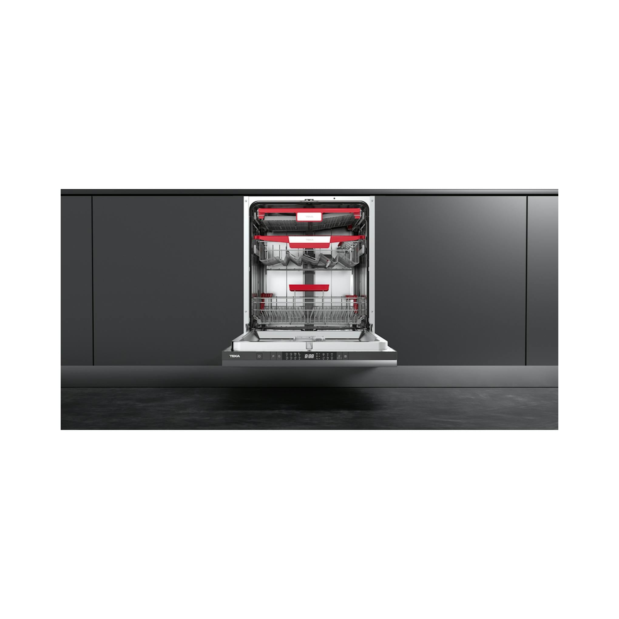 Lavavajillas Teka DFI 86850 XL integrable, abierto, vista frontal en cocina oscura.