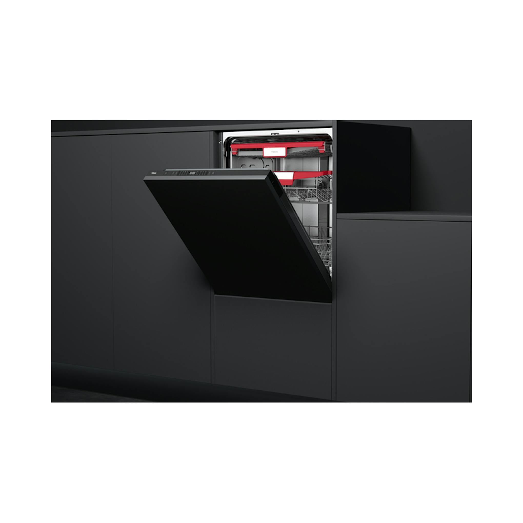 Lavavajillas Teka DFI 86850 XL negro, integrable y parcialmente abierto, encastrado en muebles oscuros.