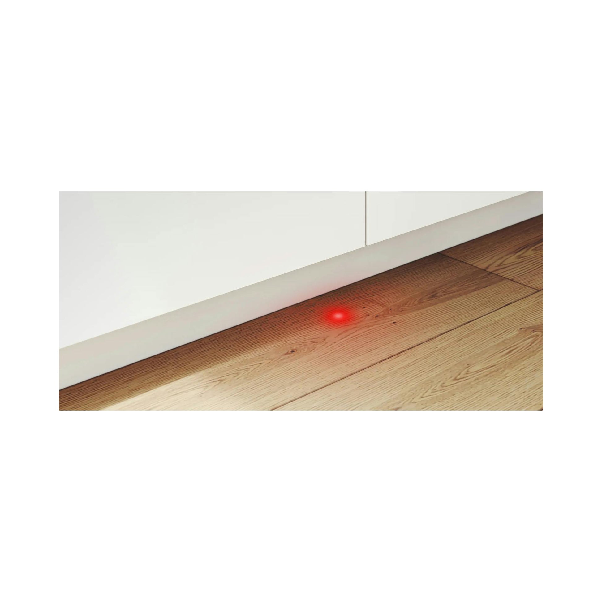 Parte inferior de un lavavajillas Bosch integrado, con panel blanco y un punto rojo sobre suelo de madera.