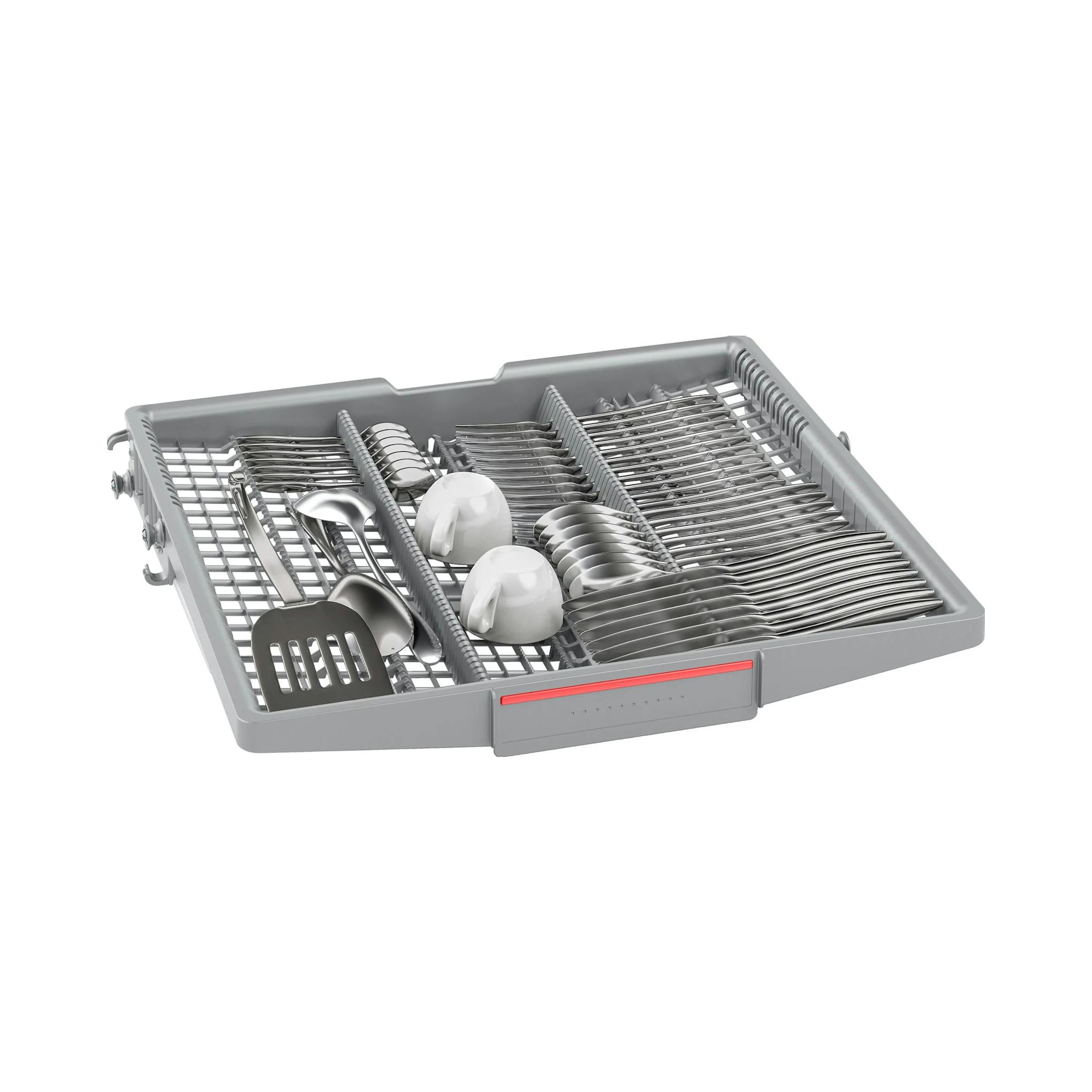 Bandeja de cubiertos de lavavajillas gris, con cucharas, tenedores y dos tazas blancas, vista en perspectiva.