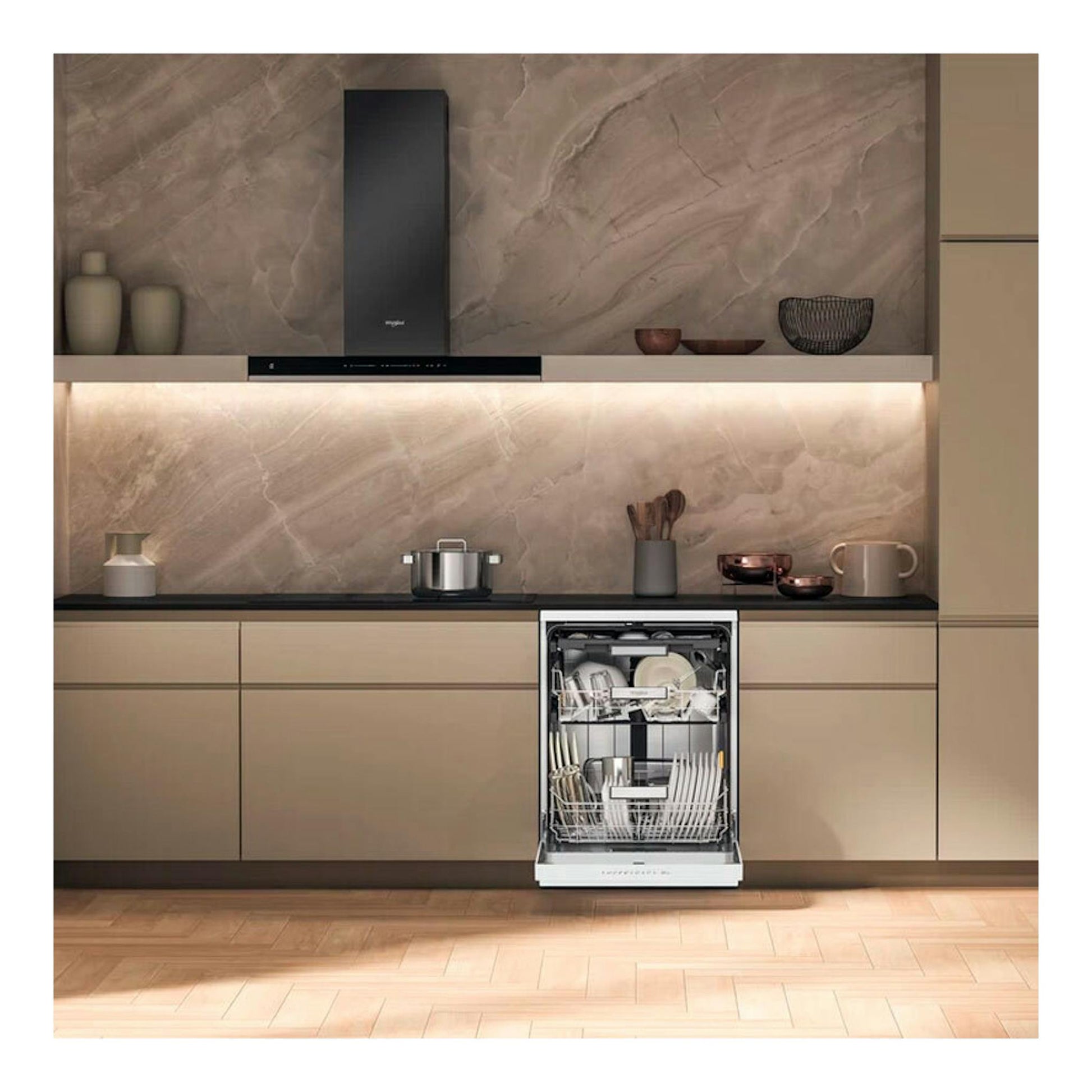 Lavavajillas Whirlpool W7F HP43 de 60 cm, vista frontal, integrado y abierto, con cestas cargadas en cocina beige.
