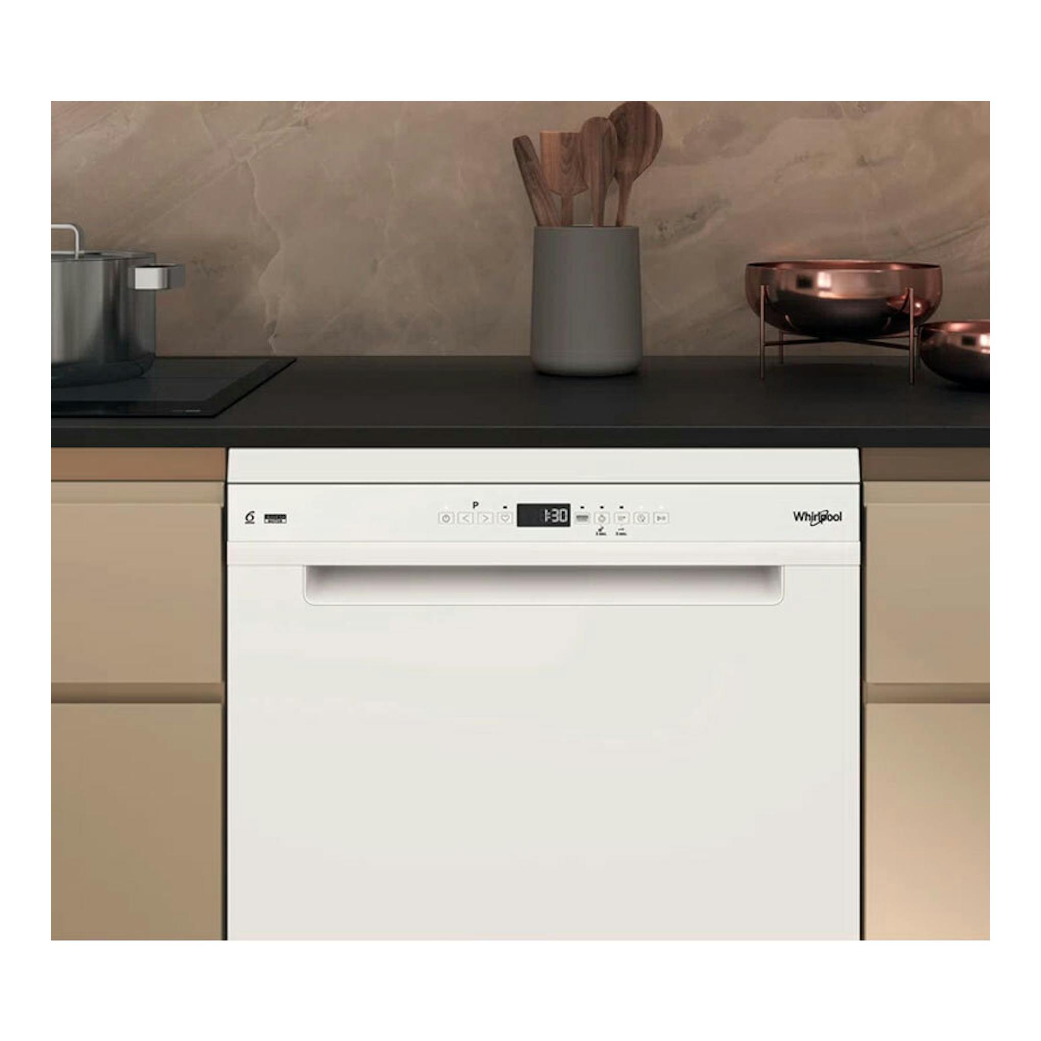 Lavavajillas Whirlpool W7F HP43 blanco, vista frontal integrada en cocina.