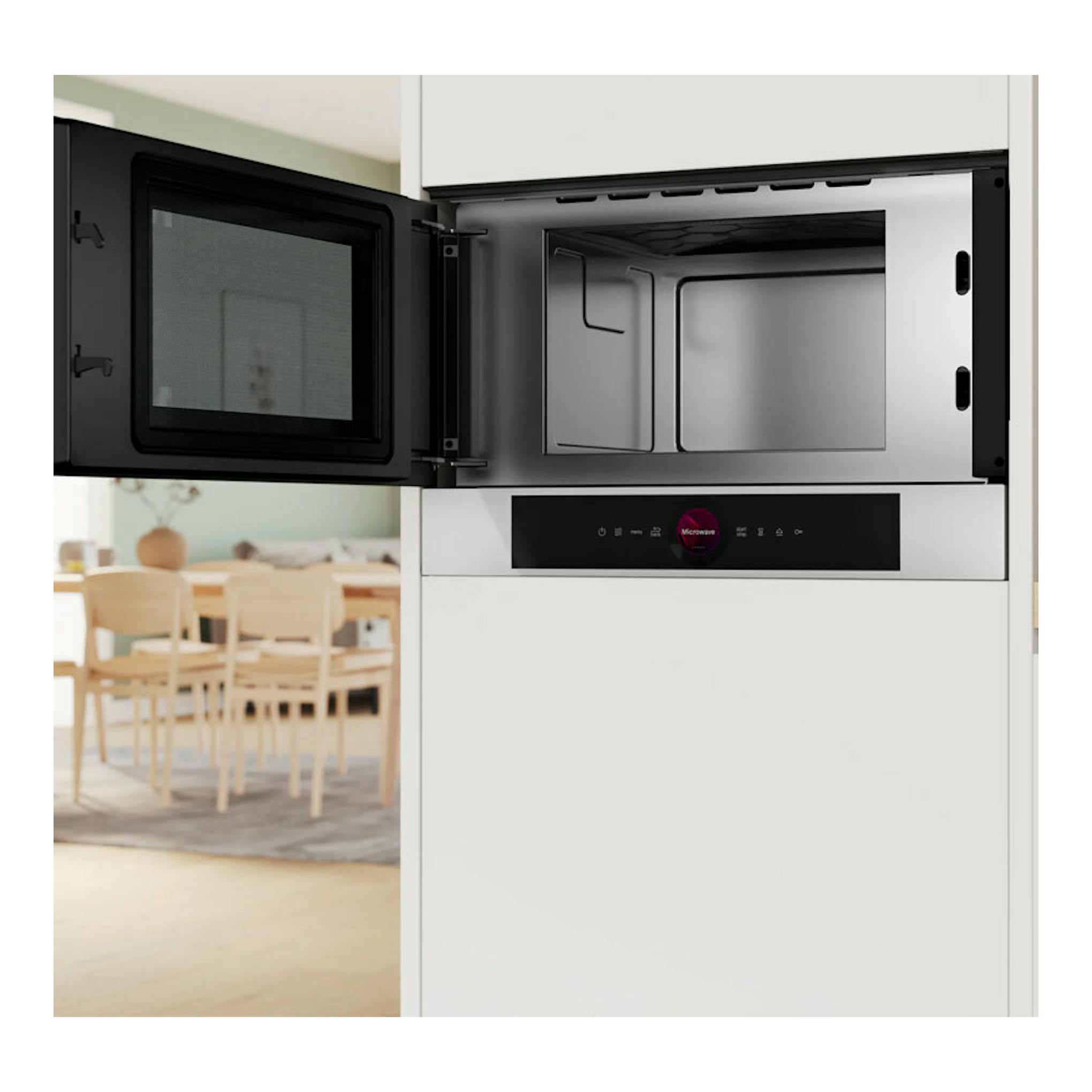 Microondas Bosch BFL7221W1 blanco, empotrado, con puerta abierta y vista frontal del interior.