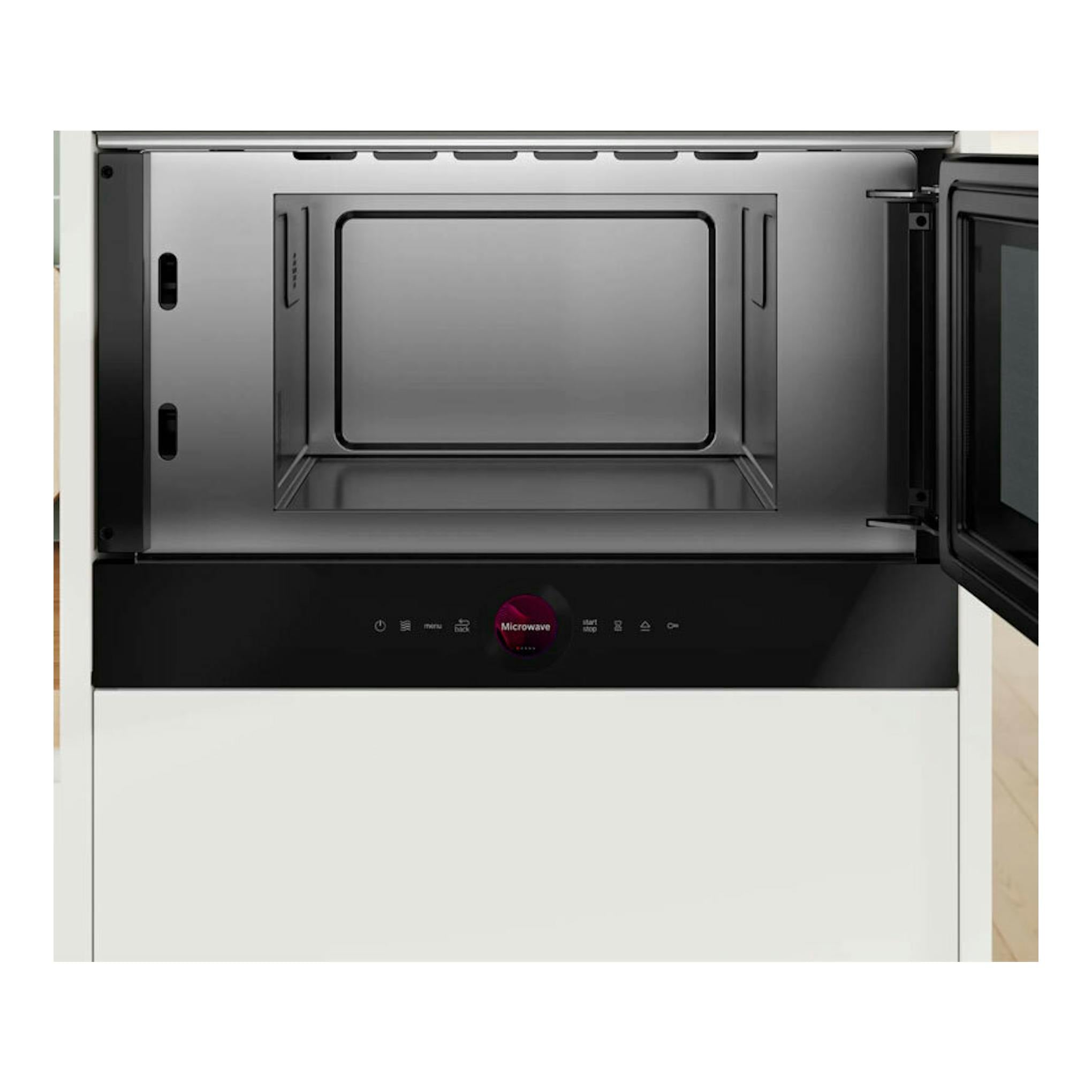 Microondas Bosch BFR7221B1 negro, vista frontal con la puerta abierta y el interior visible.