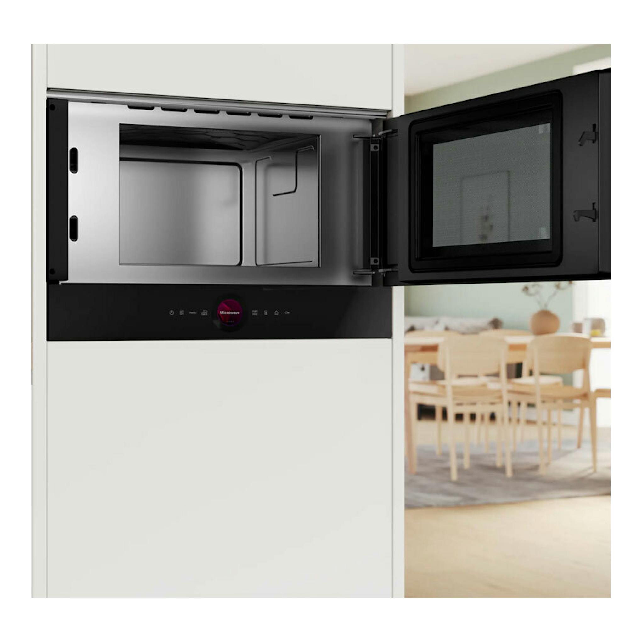 Microondas Bosch BFR7221B1 negro empotrado, vista frontal con la puerta abierta.