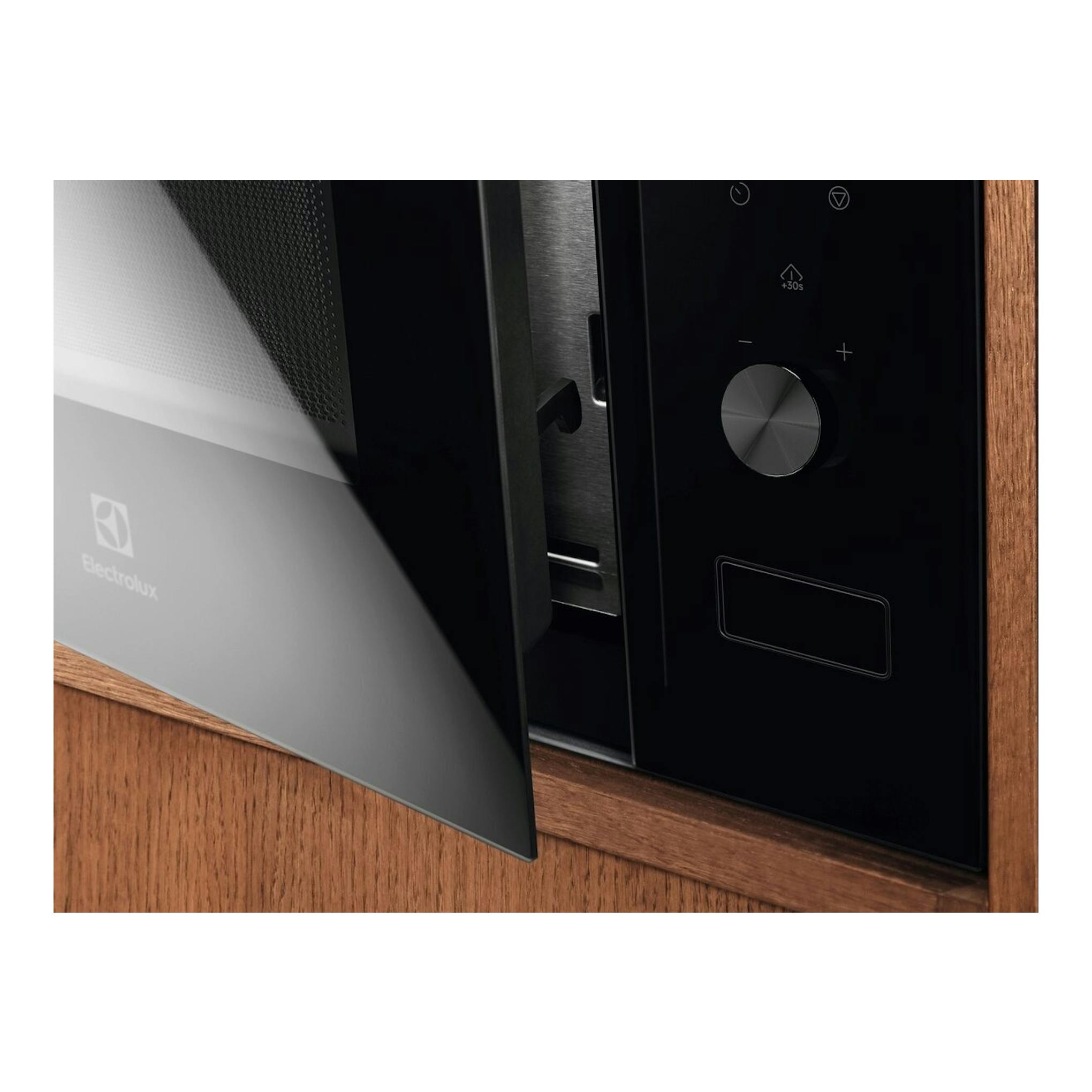Microondas integrable Electrolux LMS4203TMK negro, vista frontal con la puerta entreabierta.