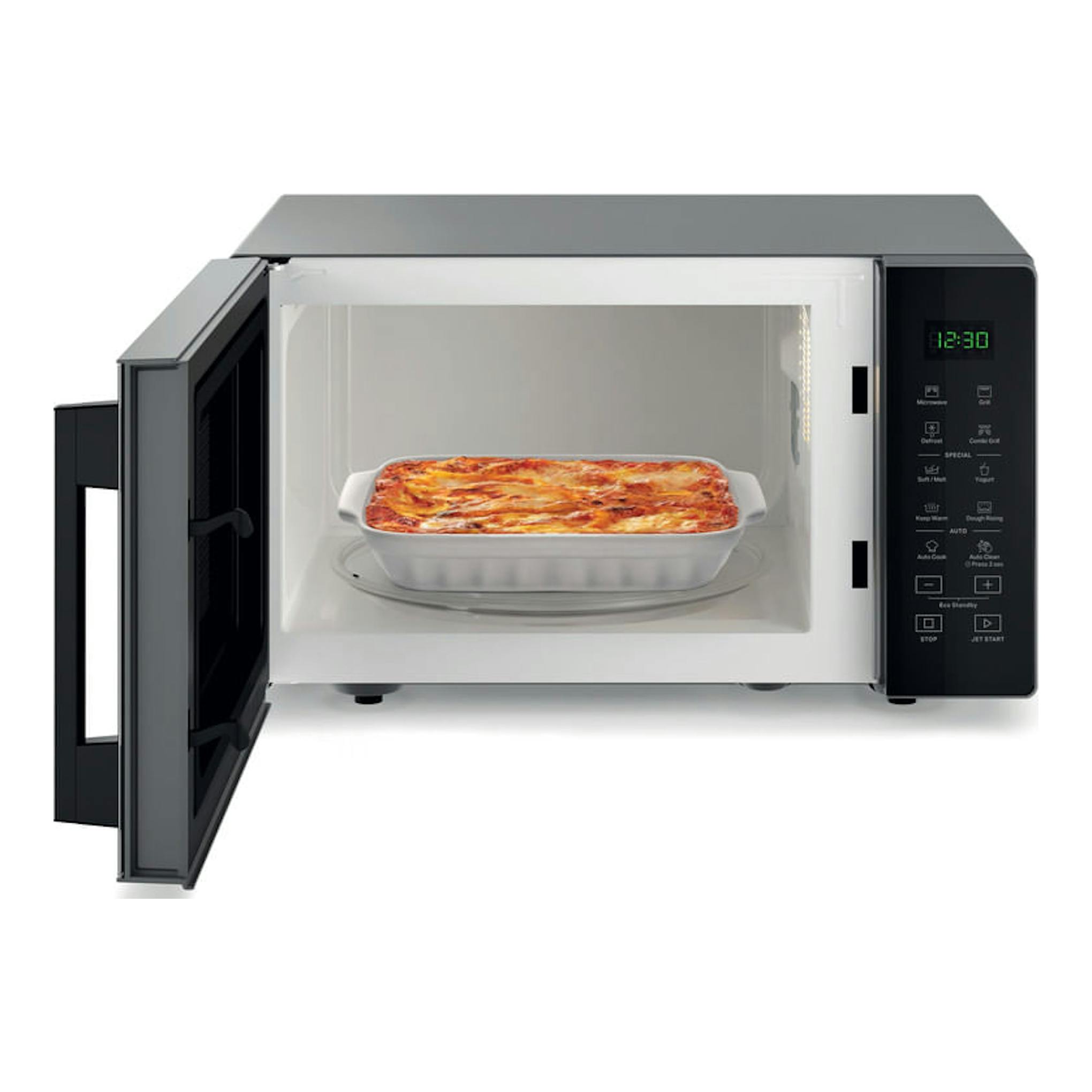 Microondas con grill Whirlpool MWP 253 SB negro, vista frontal con puerta abierta y bandeja con comida.