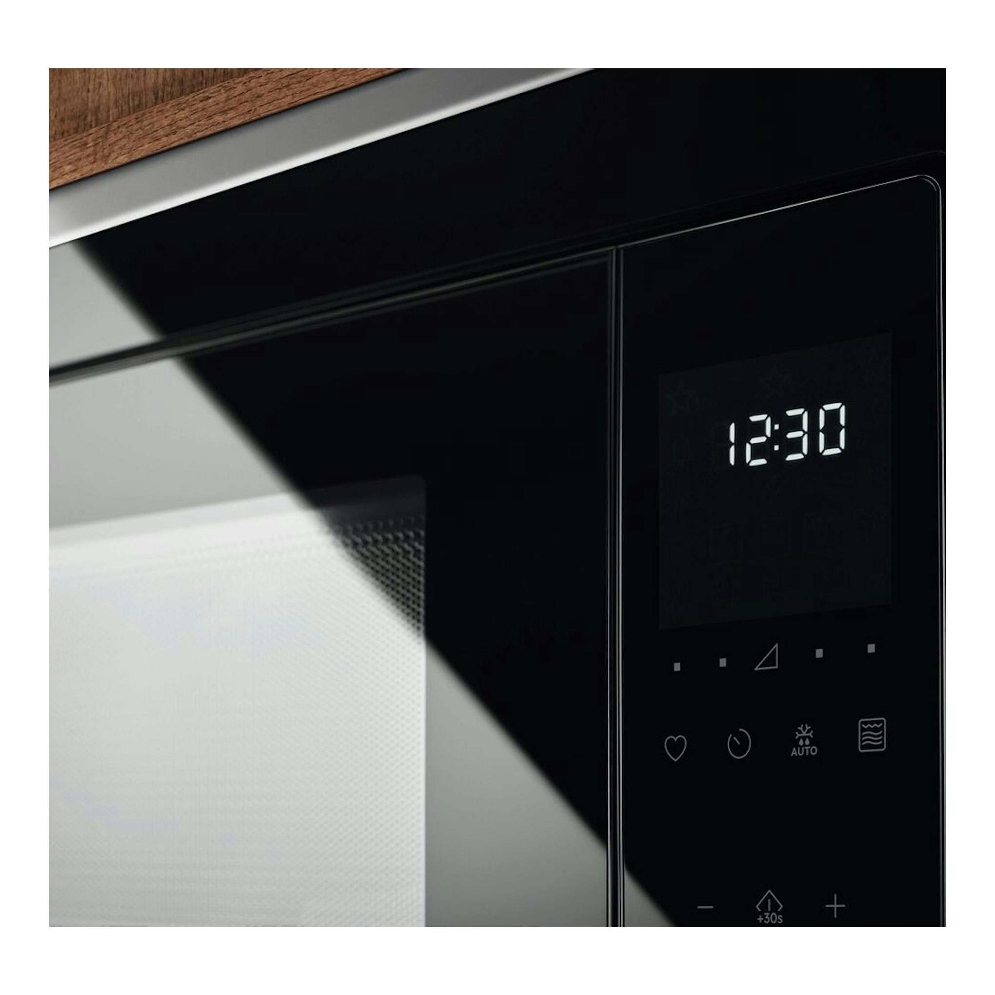 Microondas integrable Electrolux LMS4253TBX negro, vista frontal parcial, con display digital 12:30.