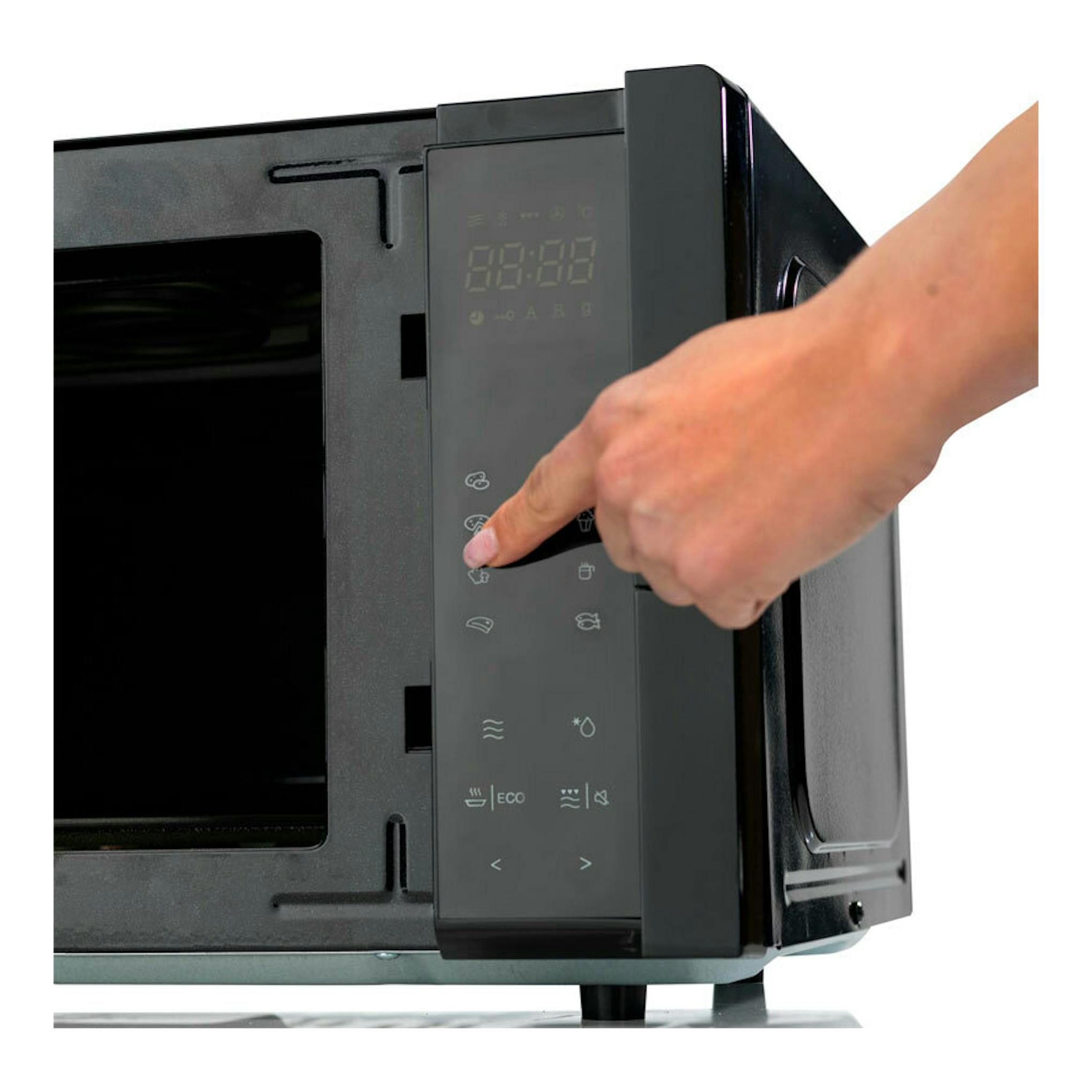 Microondas Hisense H25MOBS4HGI negro, vista frontal con la puerta abierta y una mano pulsando el panel táctil.