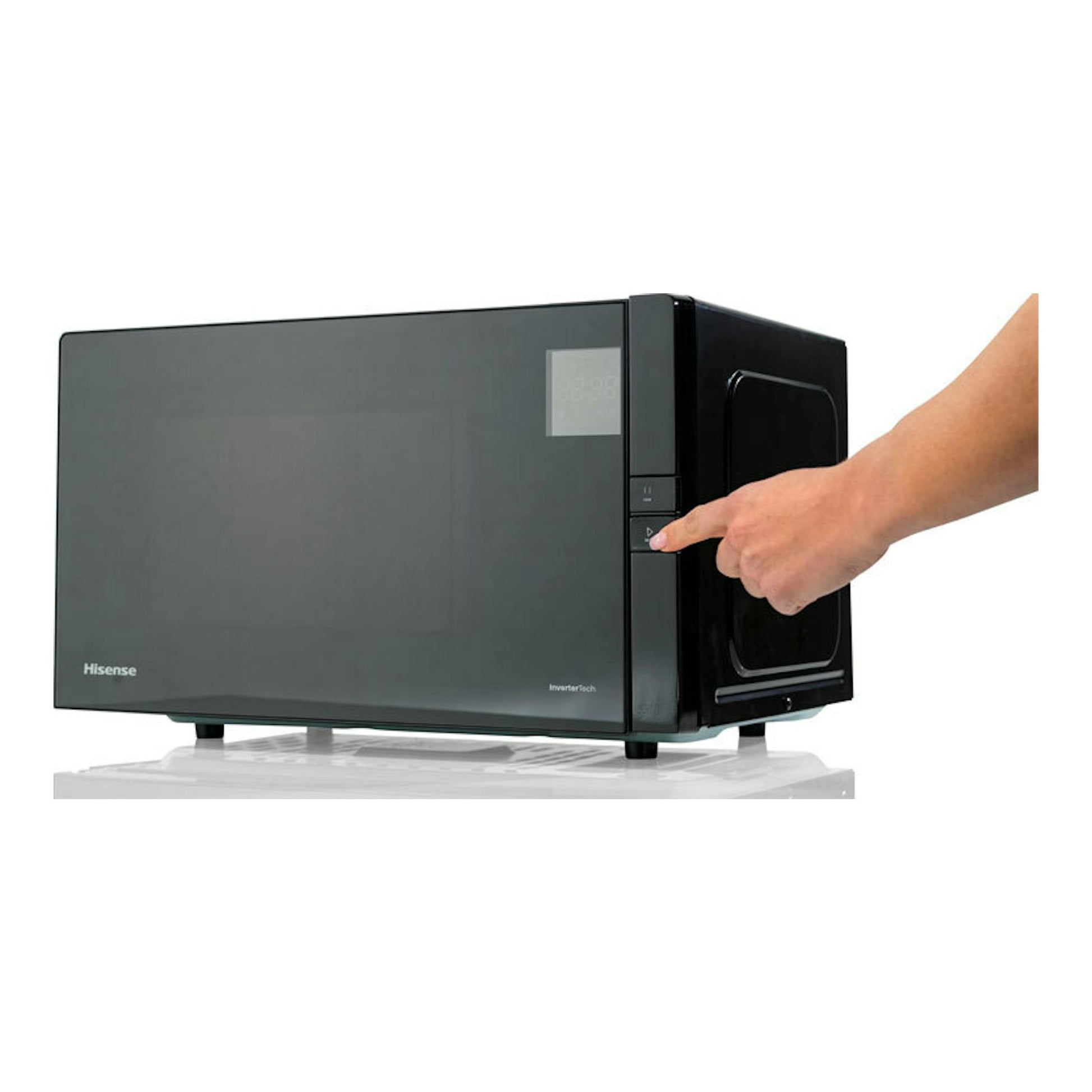 Microondas Hisense H25MOBS4HGI negro, vista frontal derecha, con una mano pulsando un botón.