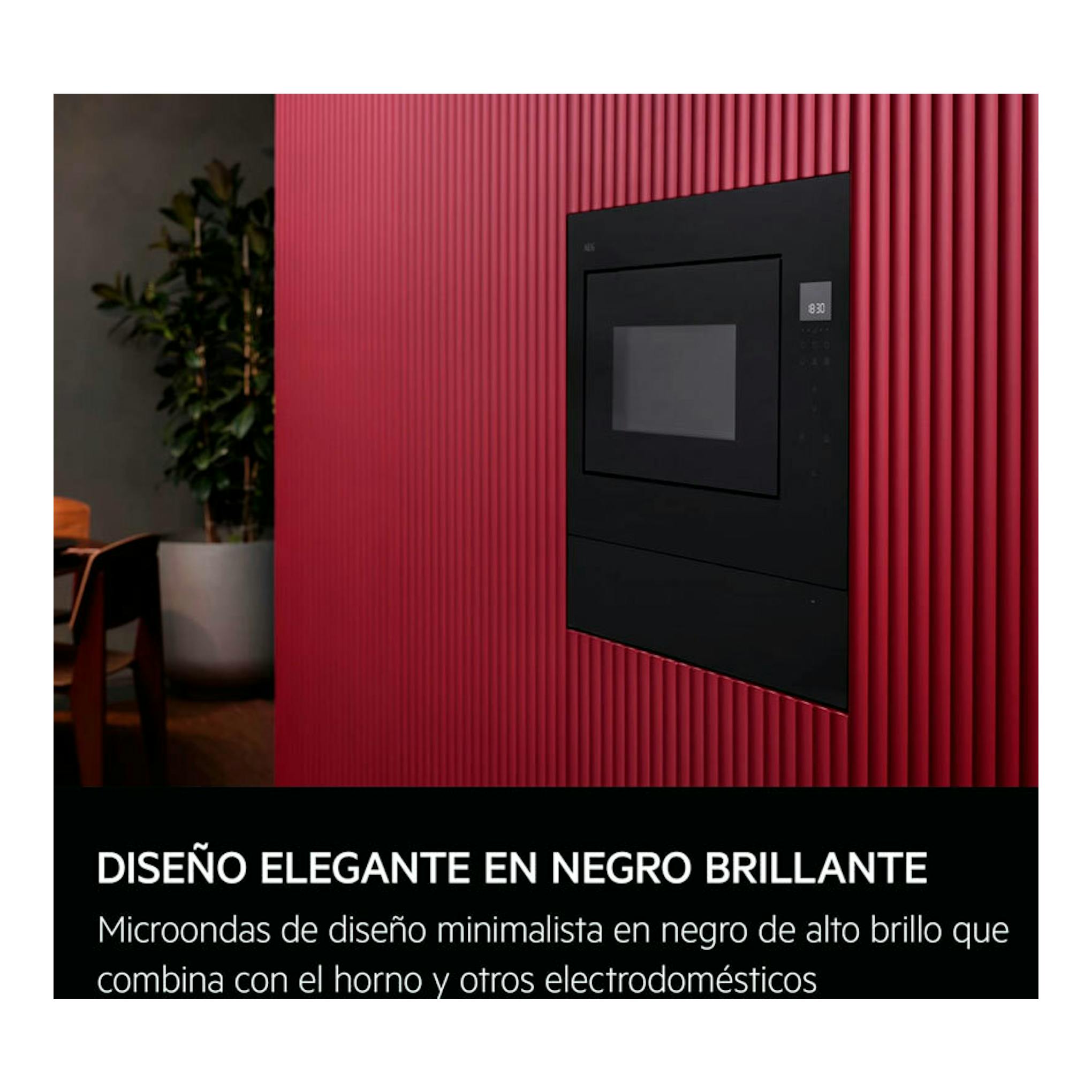 Microondas integrable AEG OS5MG20EB negro, vista frontal, empotrado en pared roja acanalada.