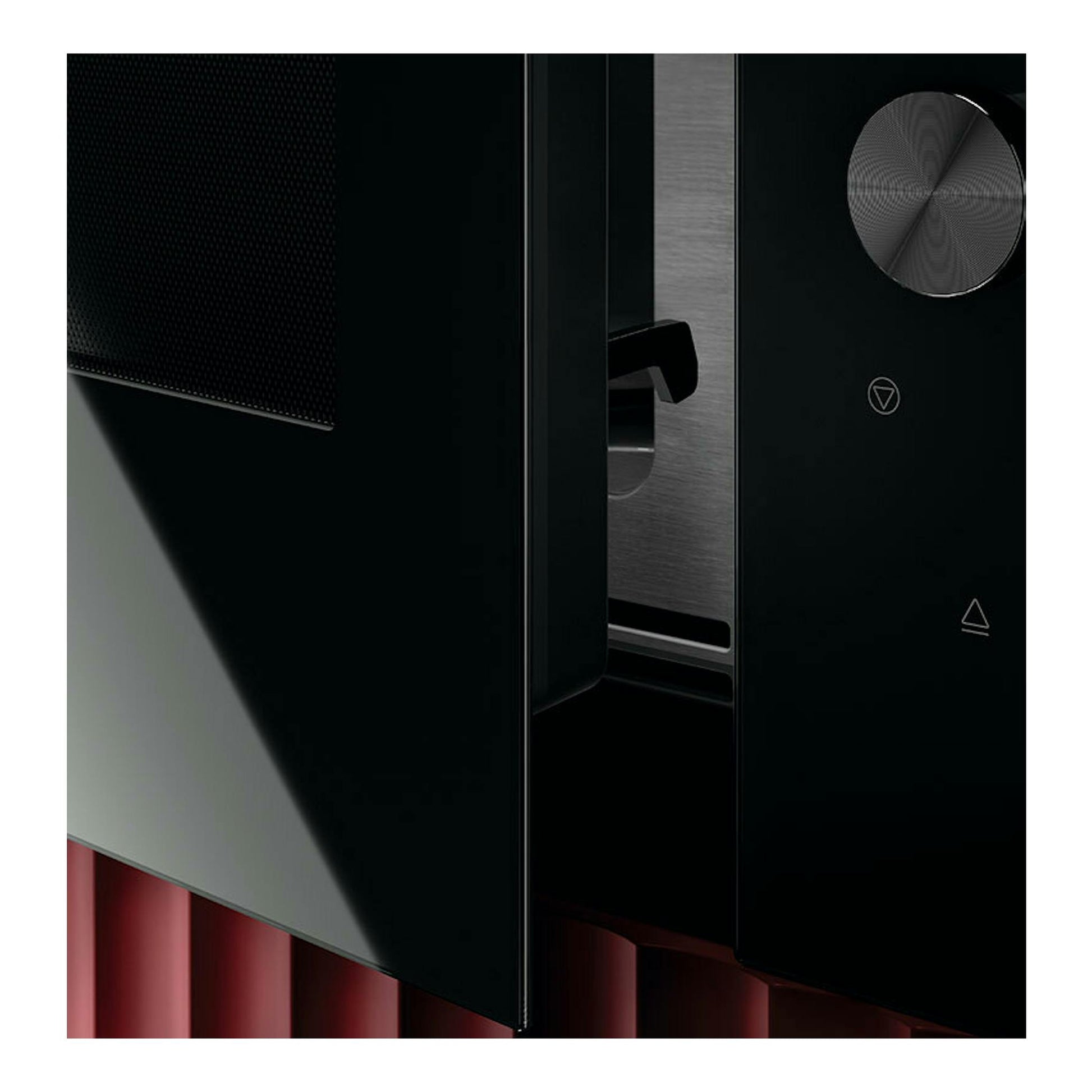 Microondas integrable AEG TB6GM171DB negro, vista frontal en primer plano con la puerta entreabierta.