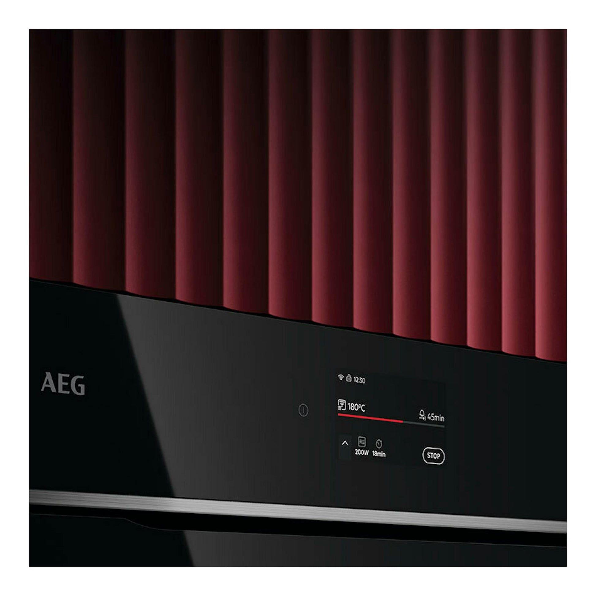 Microondas integrable AEG TM7NK721B negro, vista frontal parcial con panel táctil y pantalla.