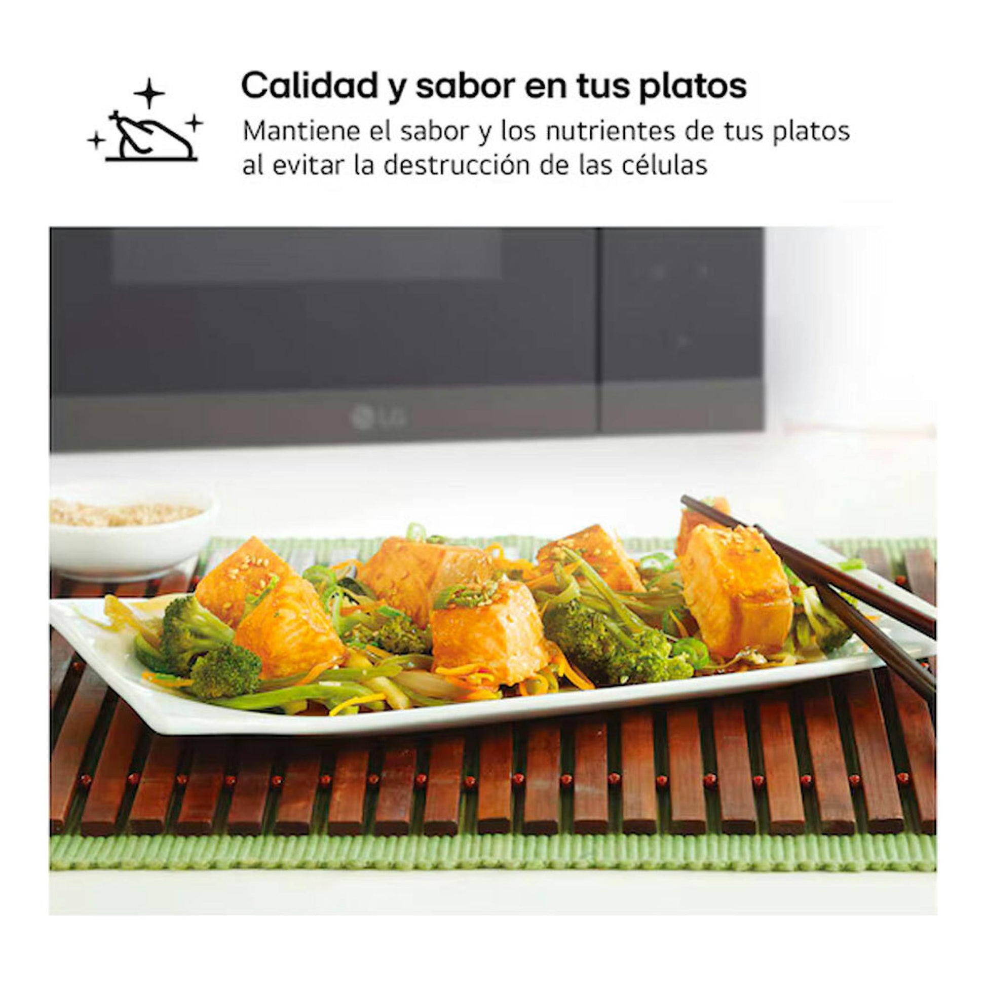 Microondas integrable LG MG7Z2593B de cristal negro, vista frontal, con plato de salmón y verduras.