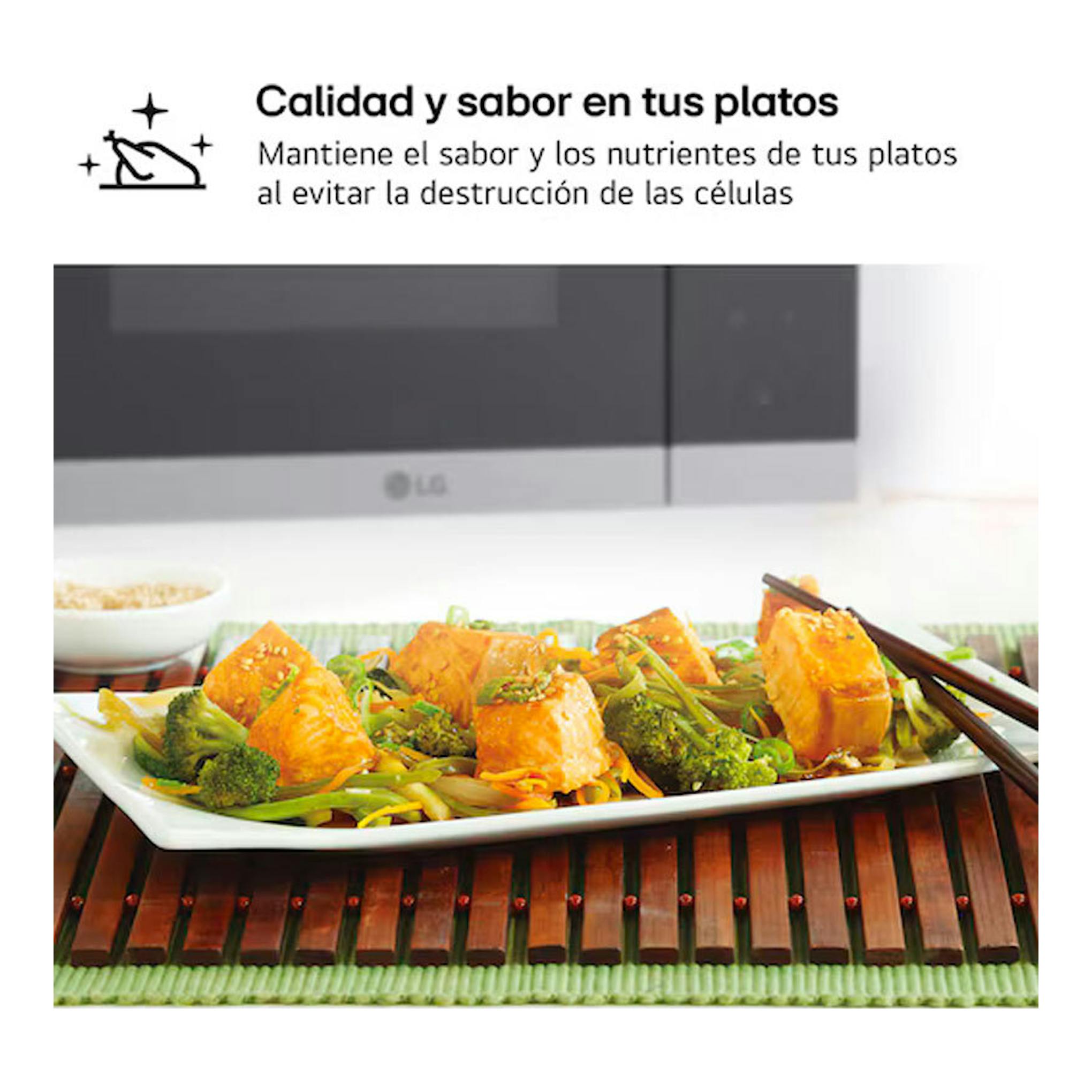 Microondas integrable LG MG7Z2593D inox, vista frontal parcial, con plato de salmón y verduras.