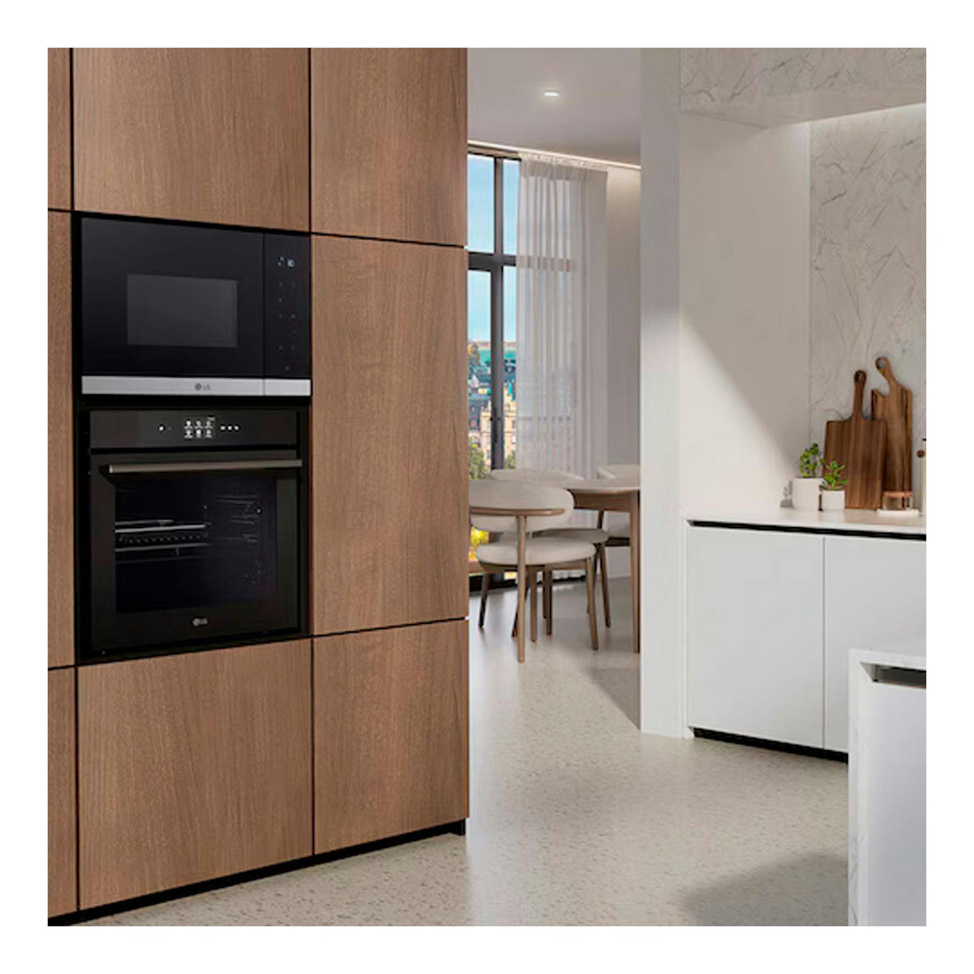 Microondas integrable LG MG7Z2593D, vista frontal, negro con detalles inox, empotrado en mueble de madera.
