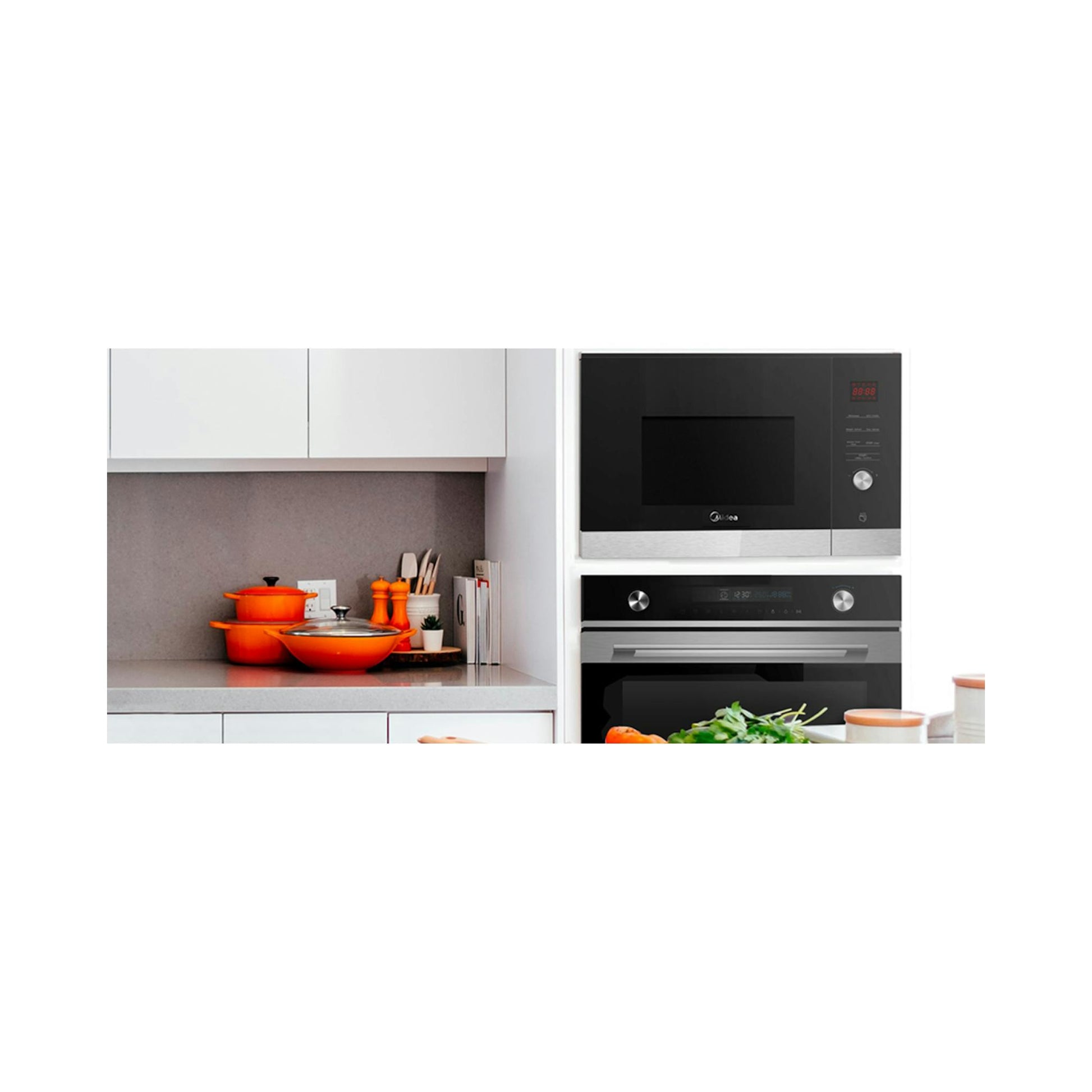 Microondas integrable Midea MCMI259GDIP negro y acero inoxidable, visto de frente, en cocina.