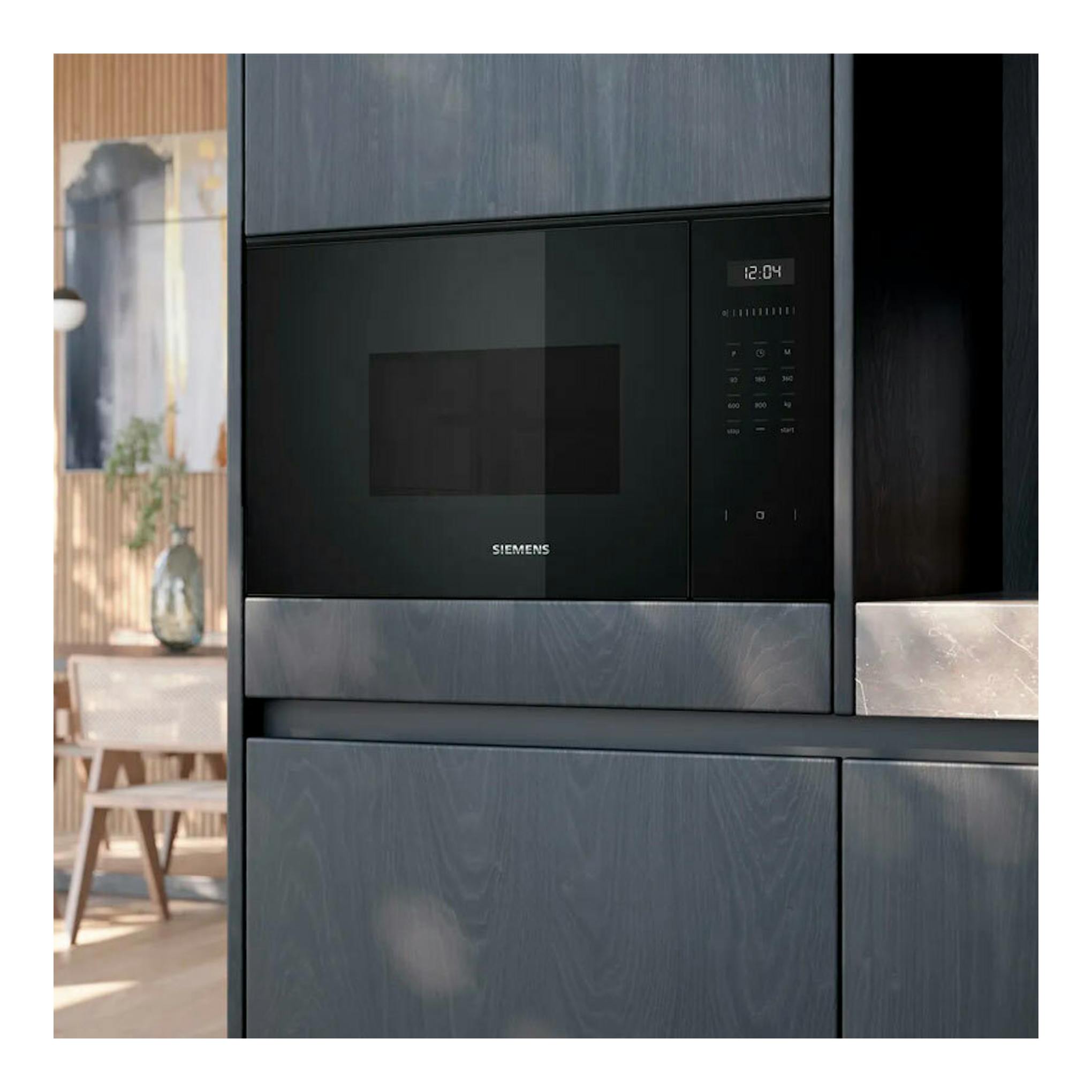 Microondas integrable Siemens BE525LMB1 de cristal negro, vista frontal, empotrado en muebles oscuros.