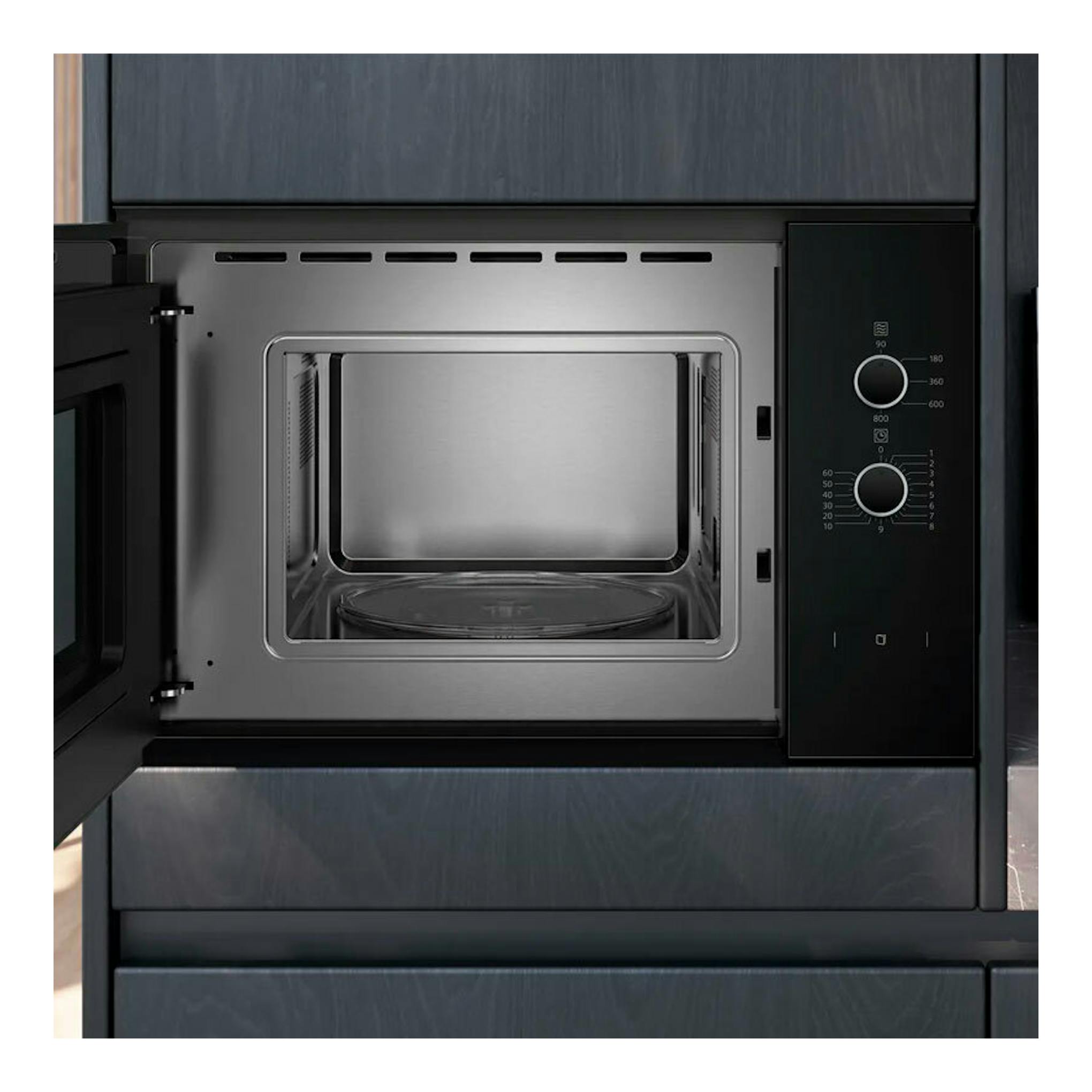 Vista frontal de microondas integrable Siemens BF520LMA1 en cristal negro, con puerta abierta y panel lateral de mandos.