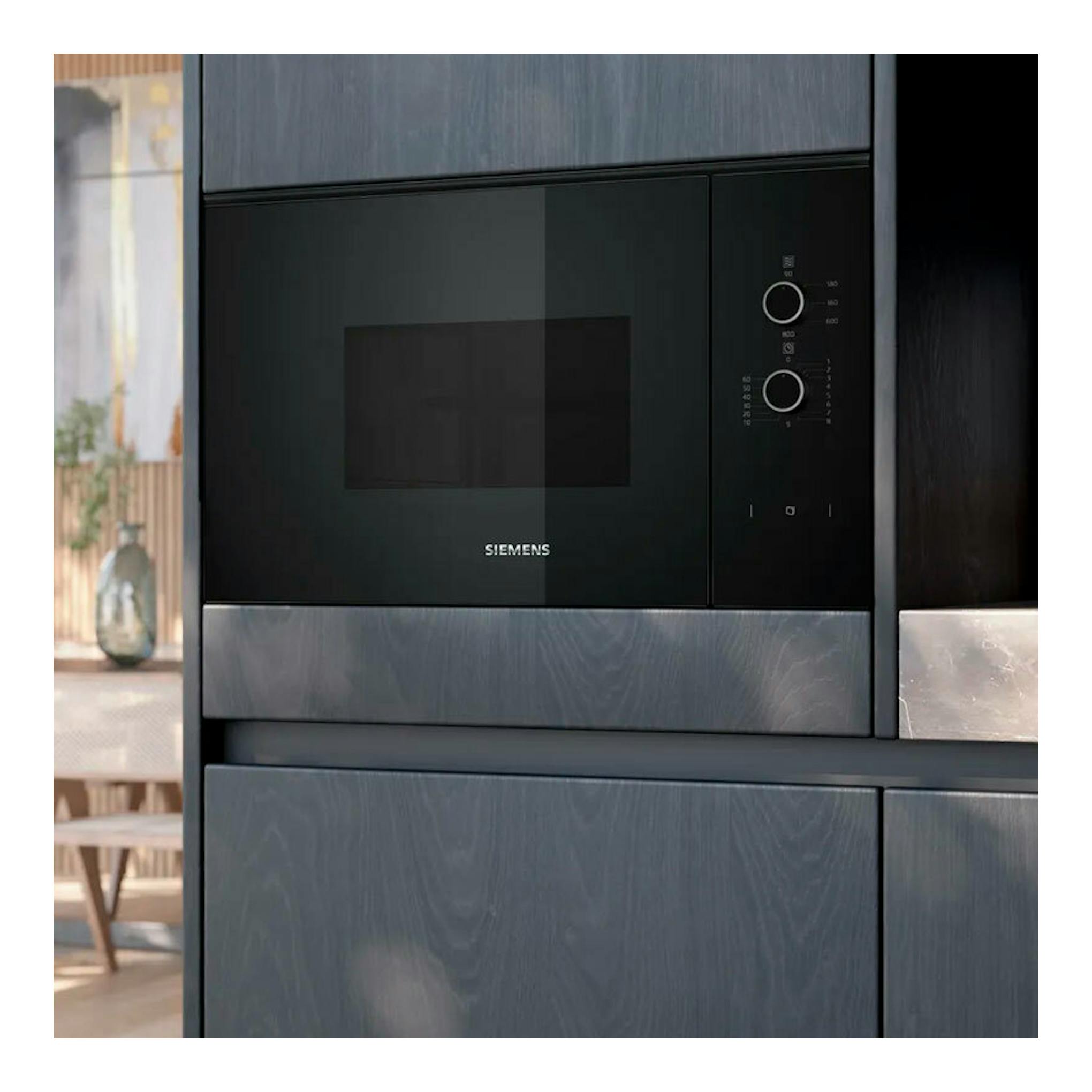 Microondas integrable Siemens BF520LMA1 en cristal negro, vista frontal.