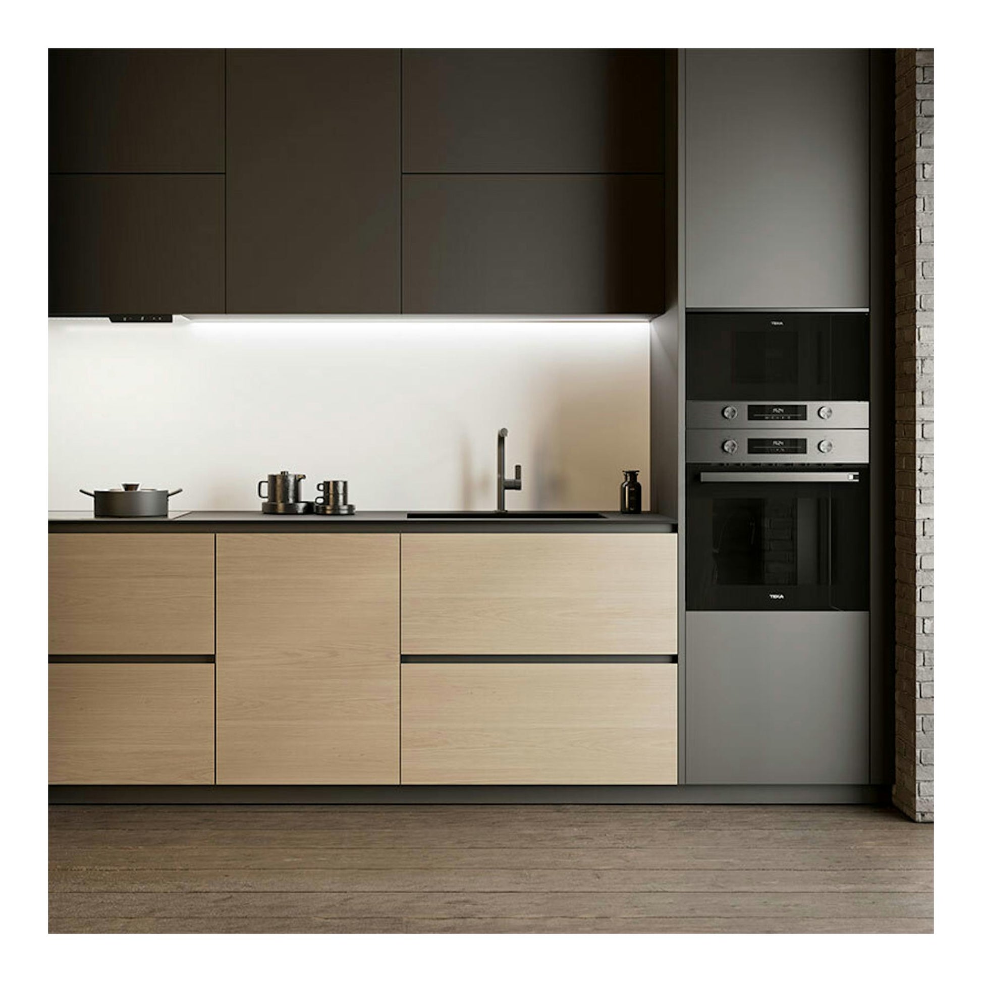 Microondas integrable Teka MS6220BIS R inox, vista frontal, panel negro y acero inoxidable en columna de cocina.
